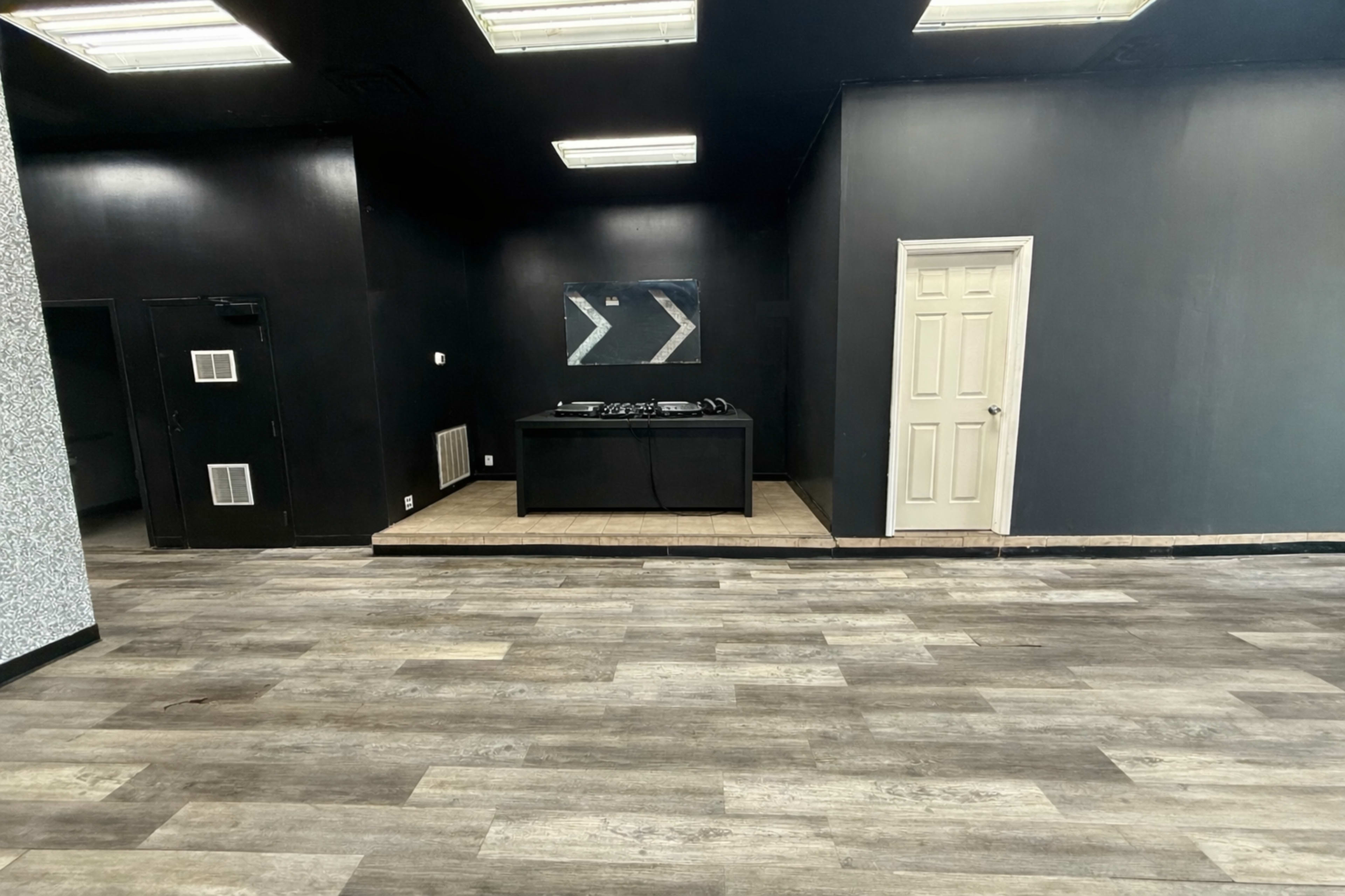 Urban Studio, Modern Black & Silver Event Space, Ideal for Parties, Dinners & Creative Events Image in South Side, Chicago, IL