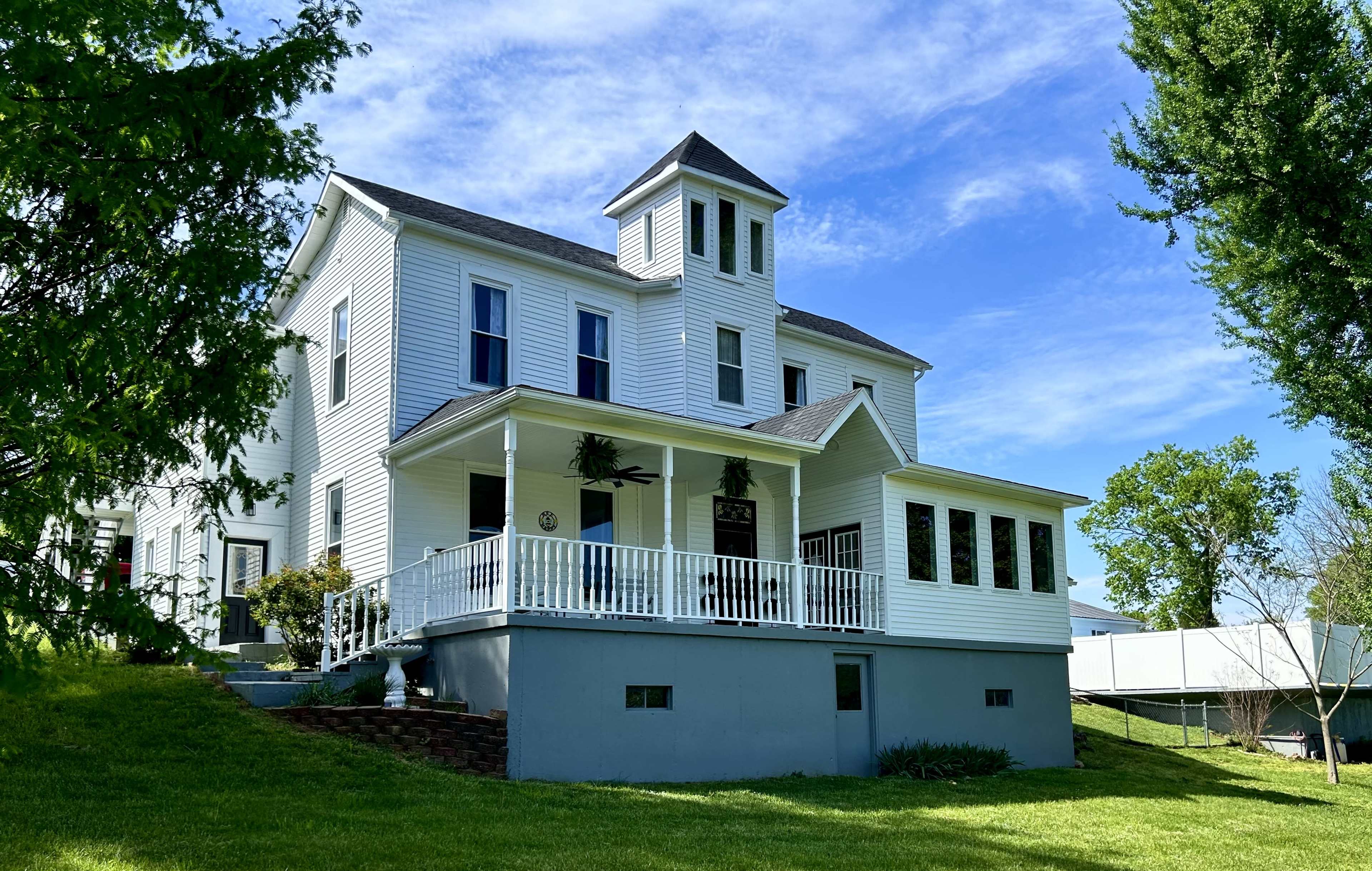 Historic Luxury Estate, Pool & Events, Sleeps 14 Image in Brandenburg, Brandenburg, KY