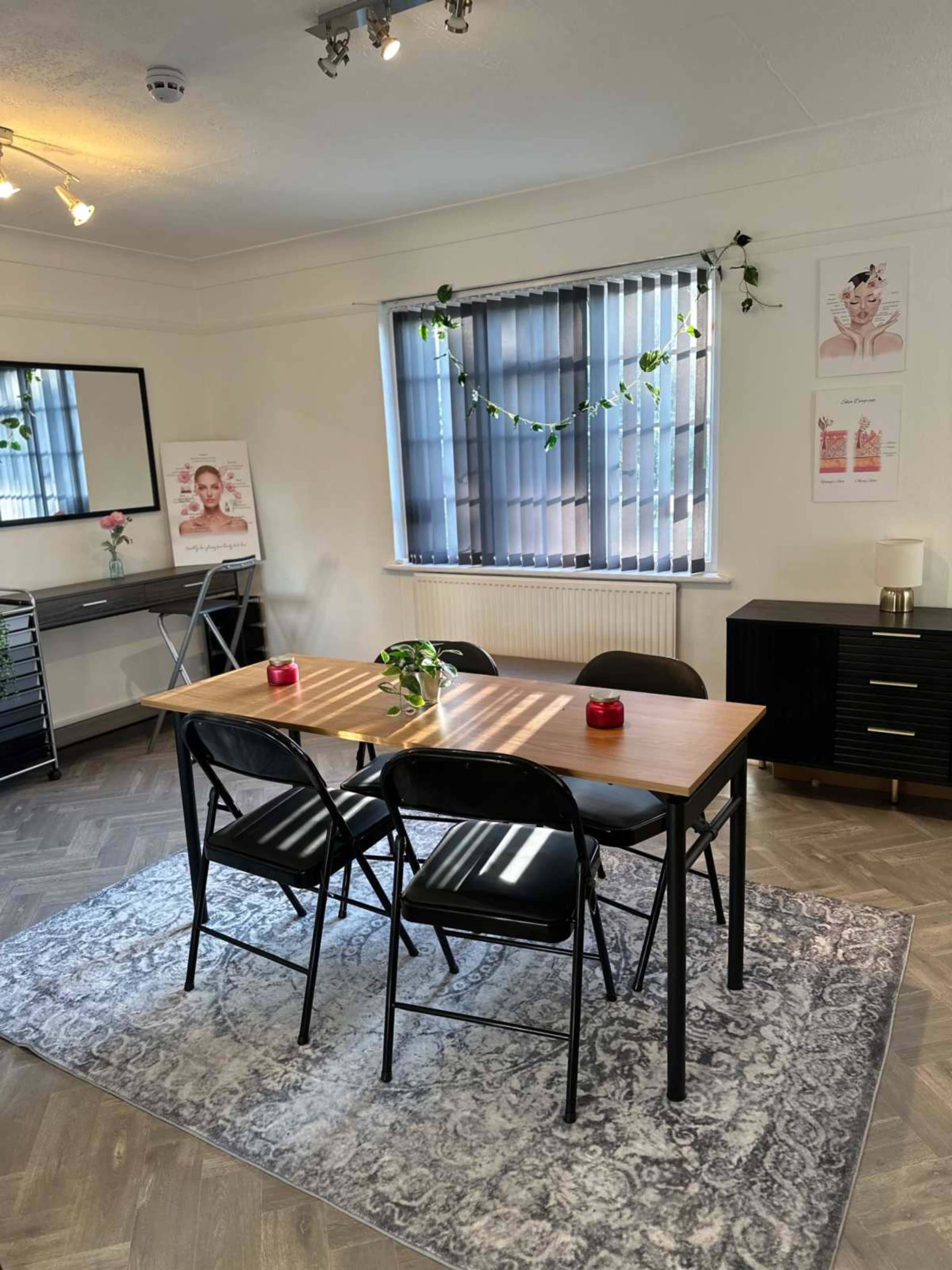 Hair / makeup / photography / event studio Image in Richmond, Richmond, ENG