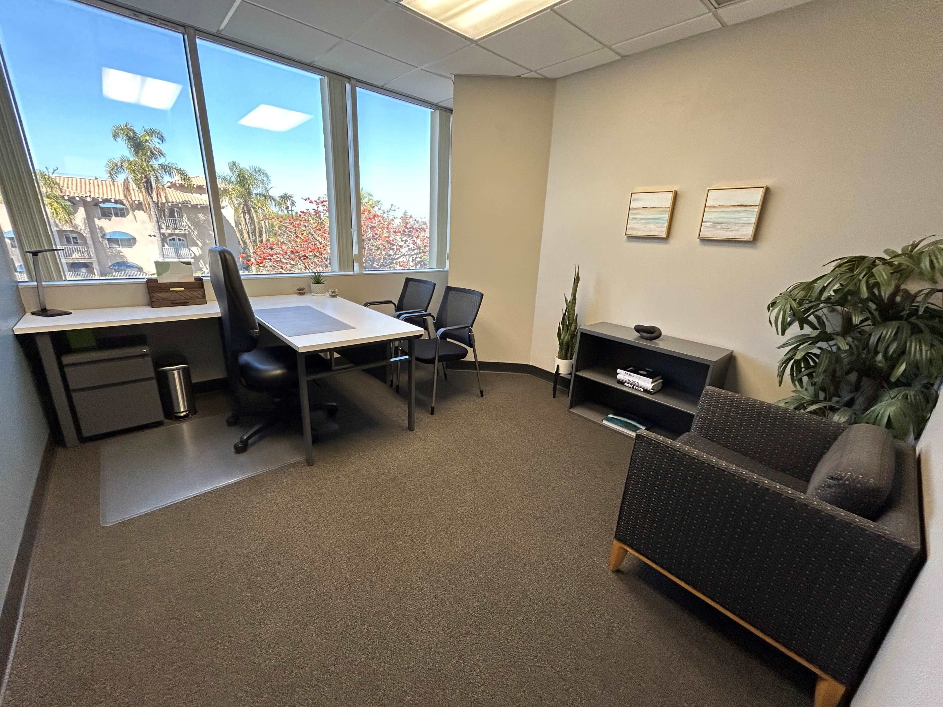Rent an Office by the Hour! Image in Traffic Circle Area, Long Beach, CA
