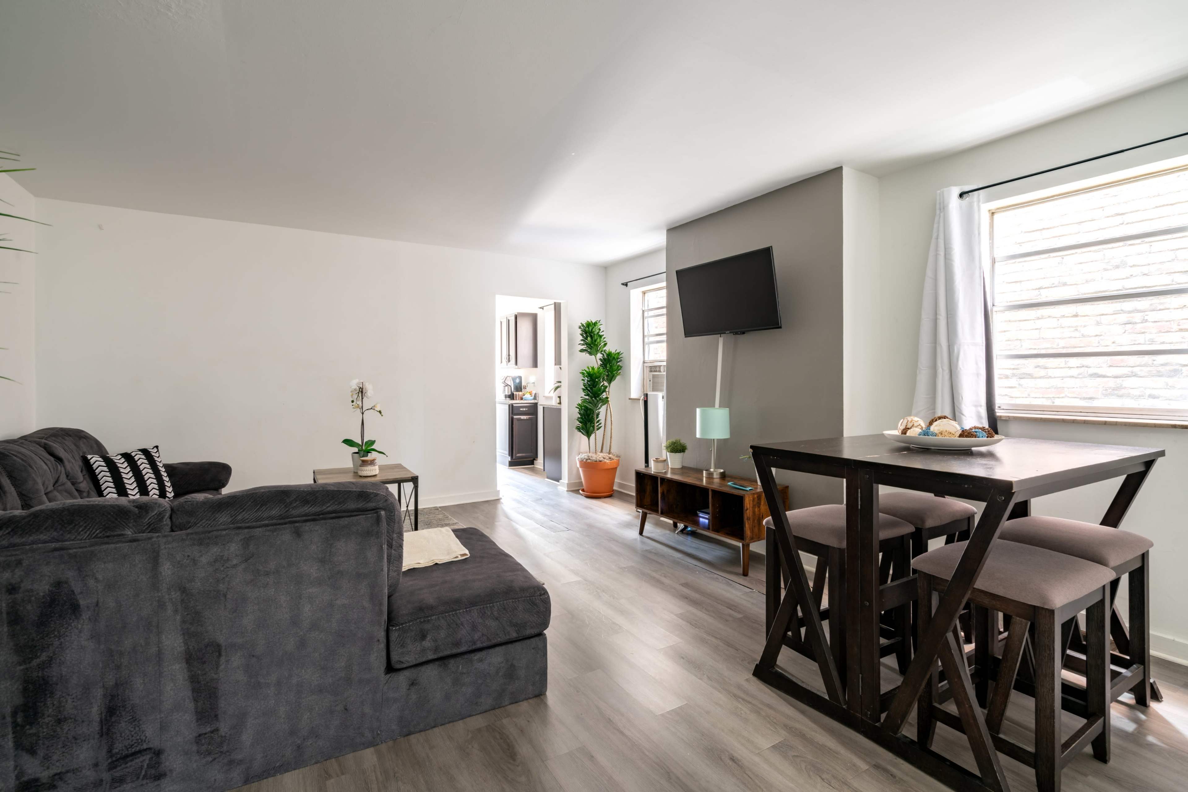 Casa Uno 🌿🐯 Short North • Convention • Private Parking • Pets Image in Victorian Village, Columbus, OH