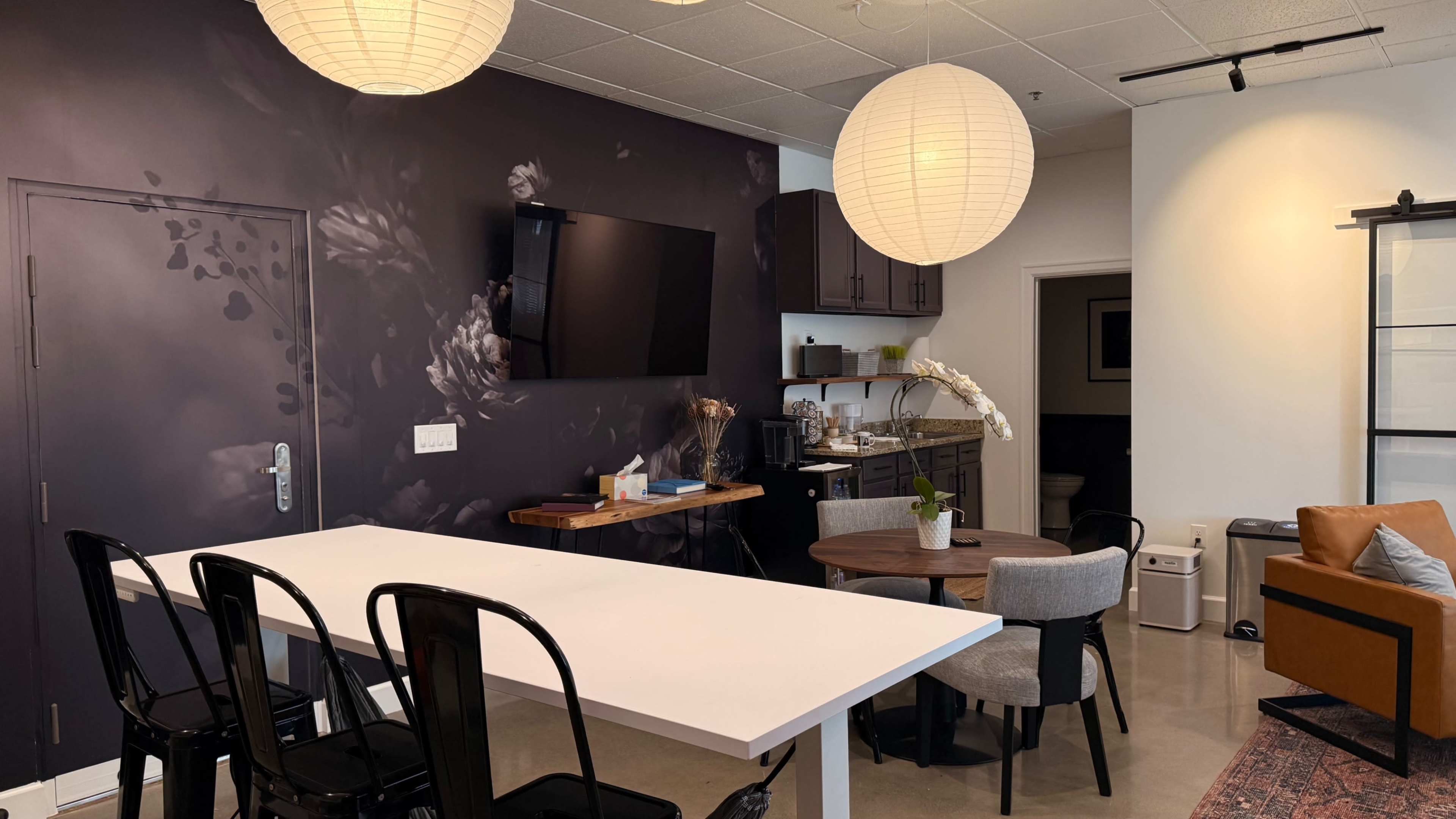 Sophisticated and Comfortable Lounge Studio Image in Bitter Lake, Seattle, WA