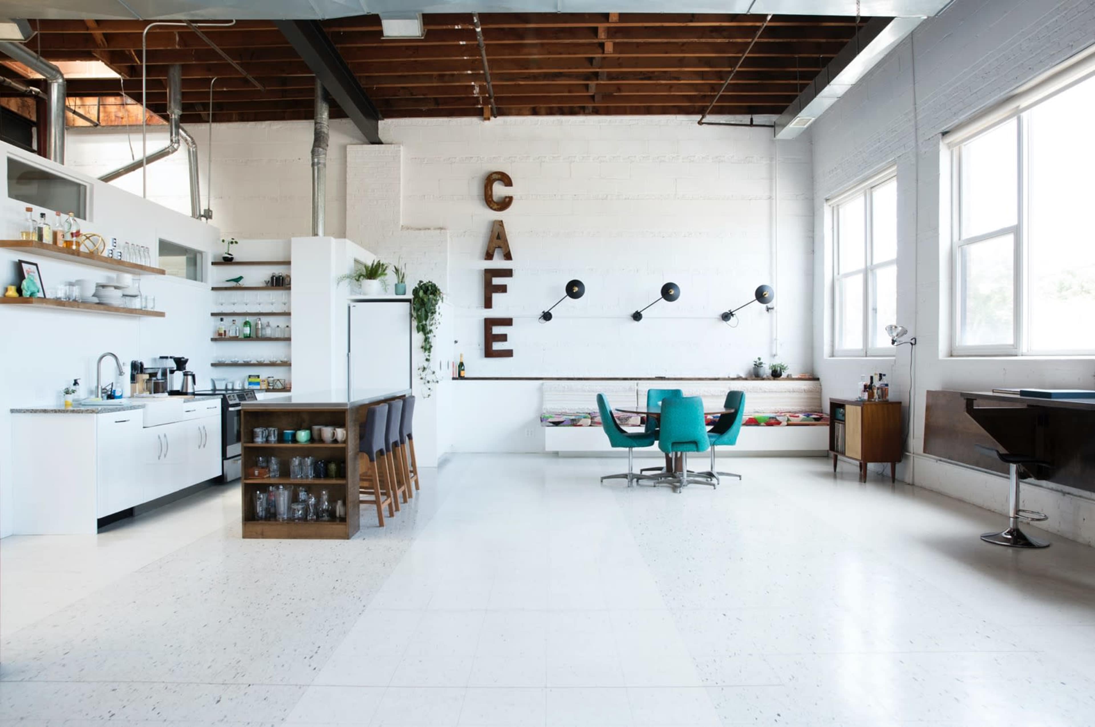 Bright Natural Light Studio Loft on Grand Ave in Ukrainian Village Image in West Town, Chicago, IL