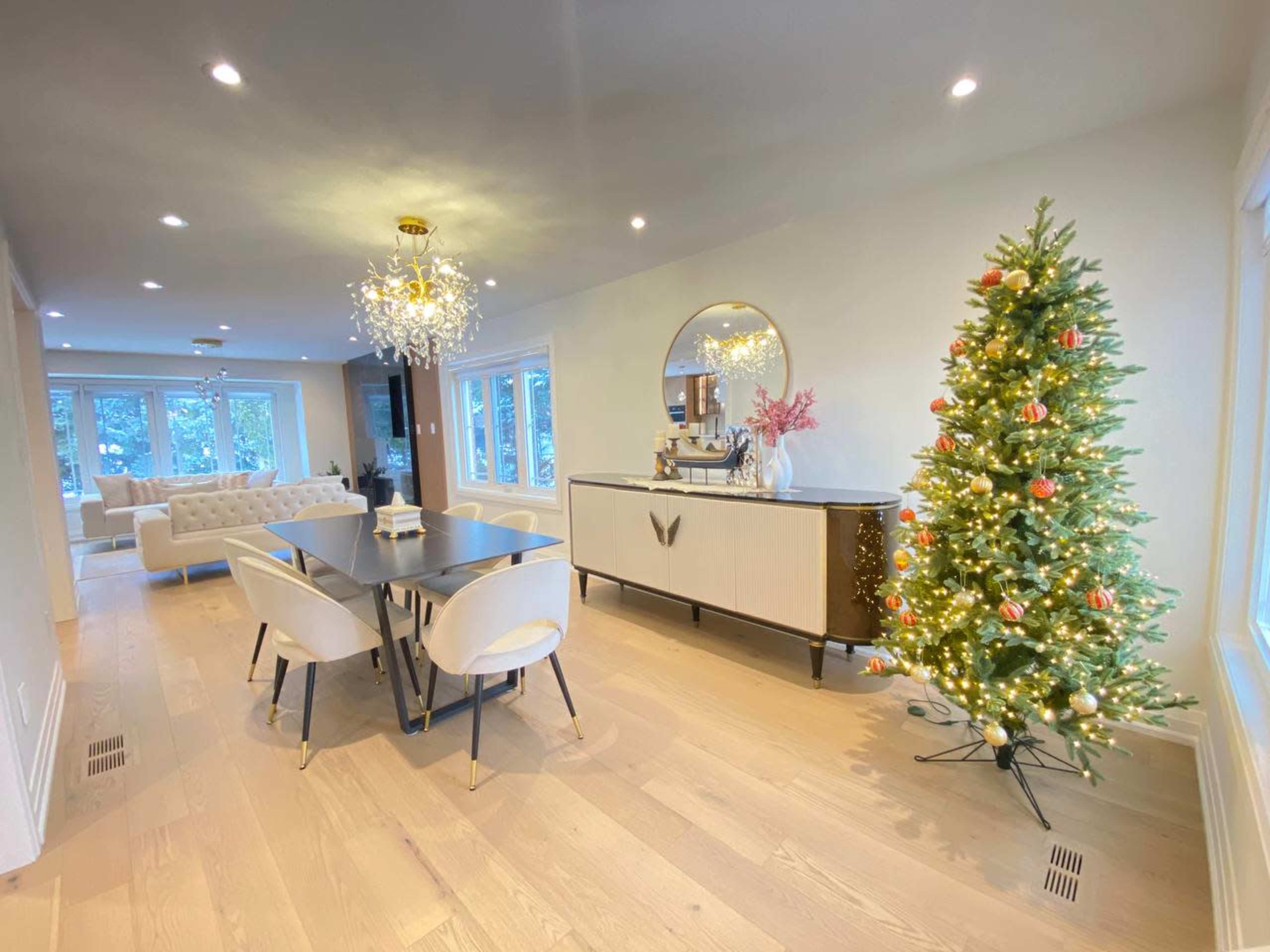 A luxurious, modern home in the city with stunning park views! Image in Erin Mills, Mississauga, ON