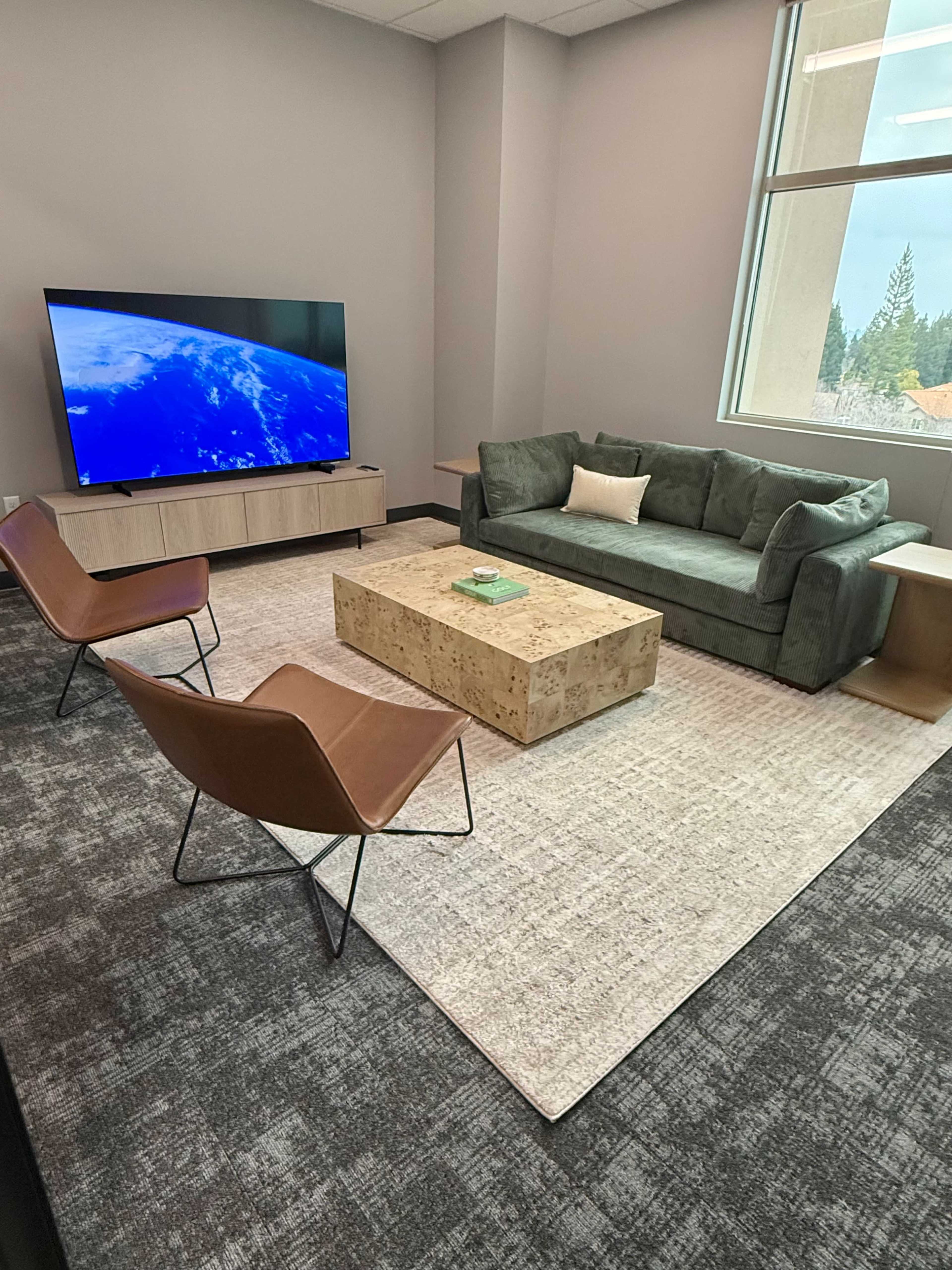 Private Lounge Meeting Room for Teams & Offsites Image in Folsom, Folsom, CA