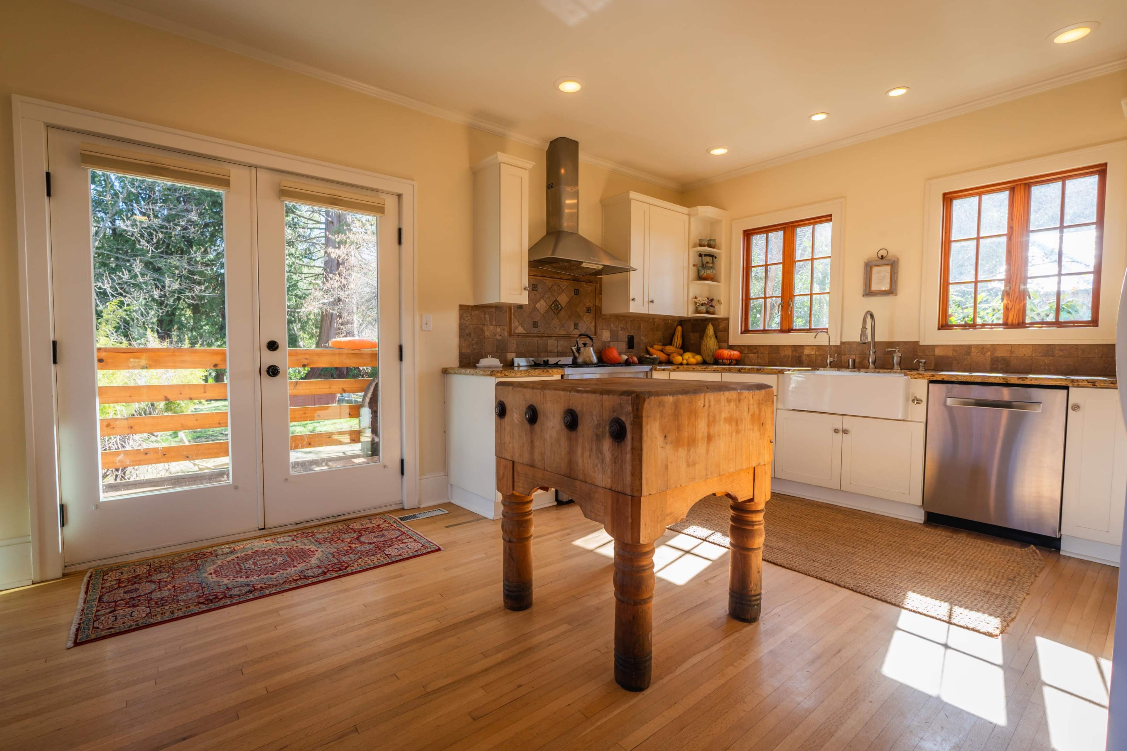 Downtown historic 4 bedroom home, carriage house, studio space, hot tub, gardens, outdoor dining dreamy property Image in Nevada City, Nevada City, CA