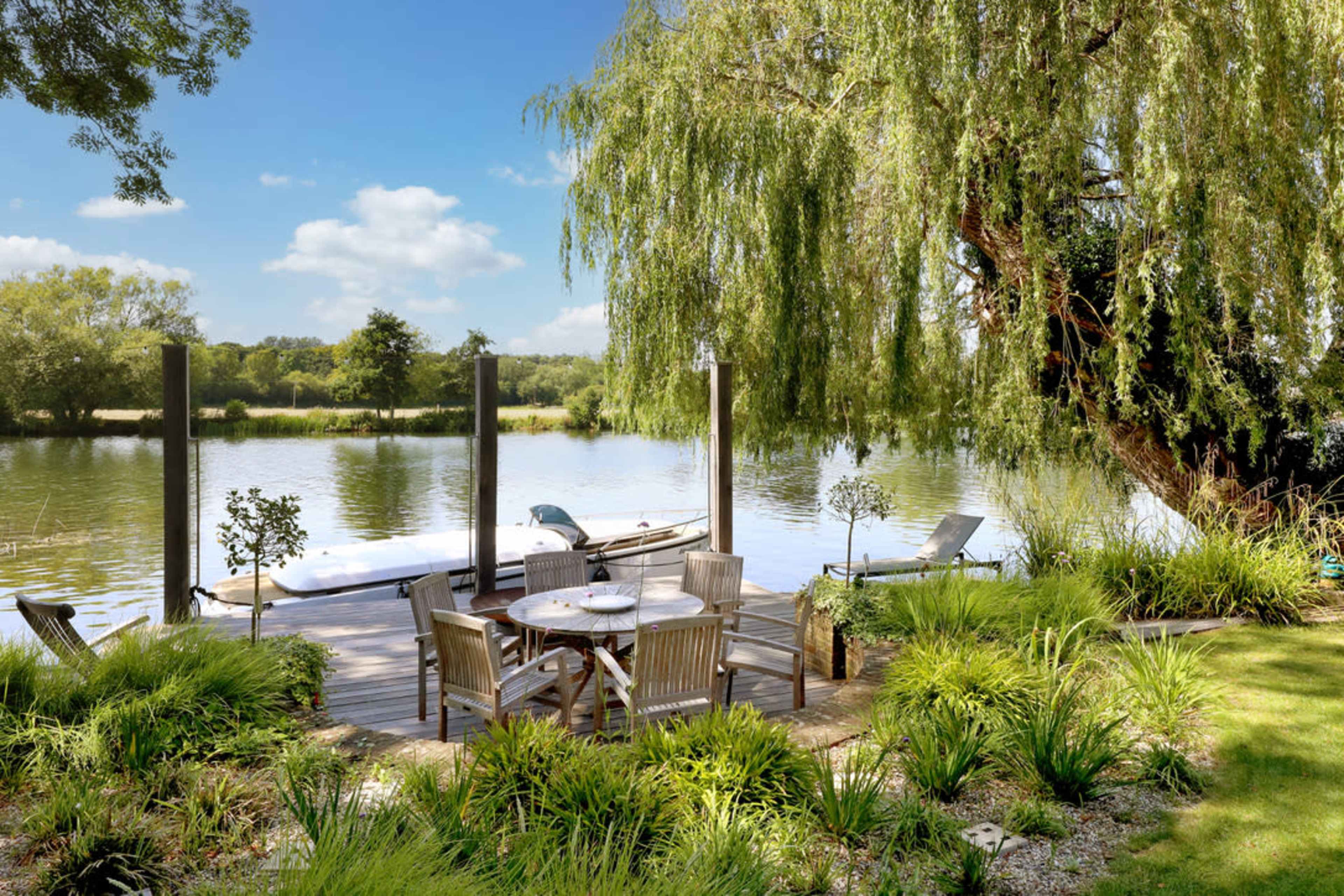 A luxury retreat centre on the River Thames close to Heathrow Airport with yoga studio Image in Wooburn, BOURNE END, ENG