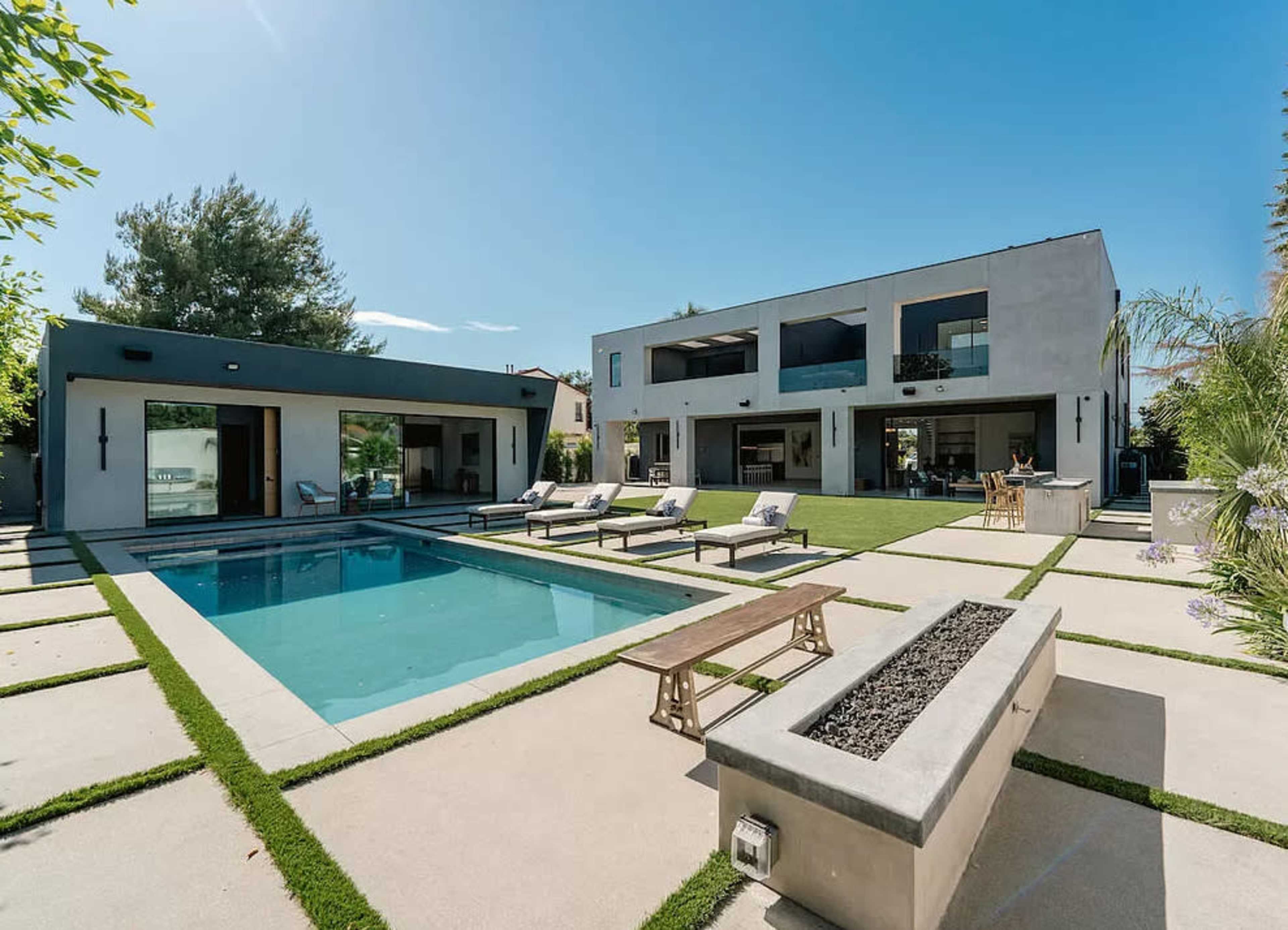 SCULPTED MODERN ESTATE WITH POOL & SKYLIGHTS Image in Sherman Oaks, Los Angeles, CA