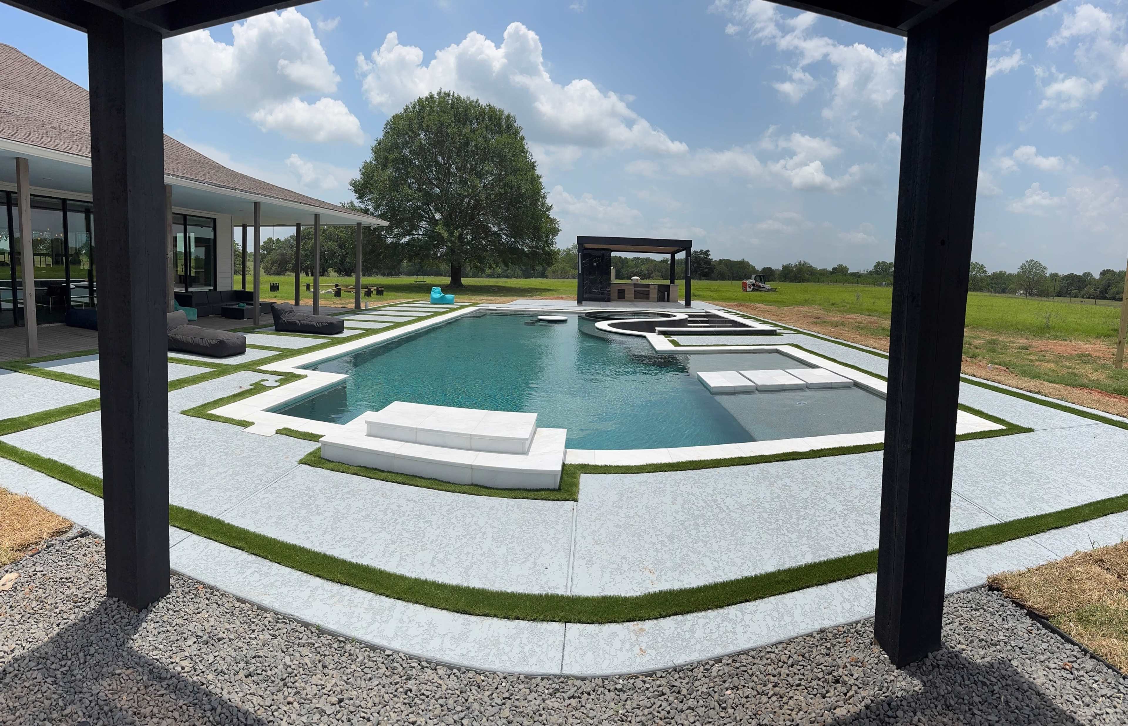 Luxury resort style pool, 100 acres. Outdoor Kitchen and restroom Image in , smithville, TX