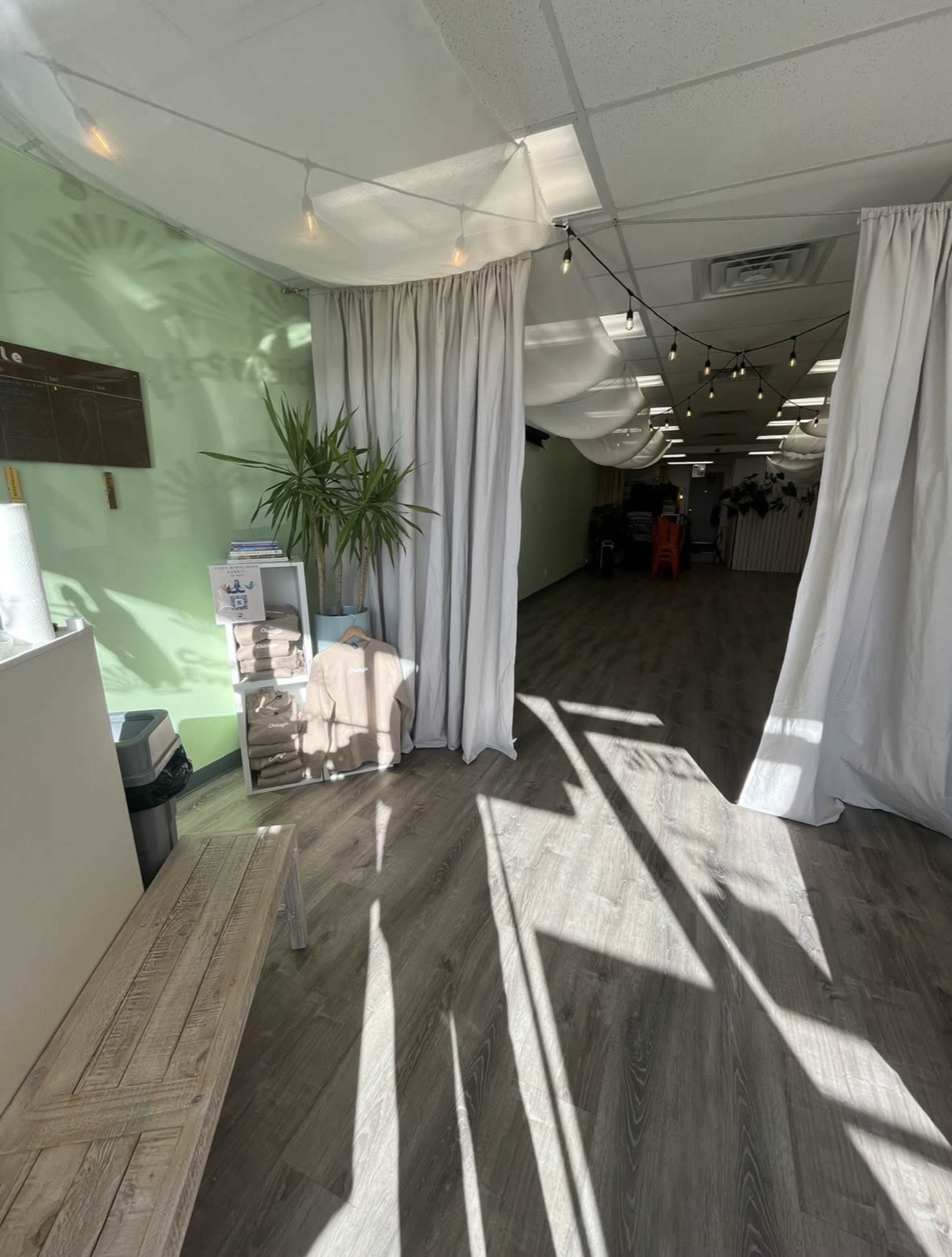 Photography Studio/Dance Hall/ Coworking. Open space, well lit. Option for warm lights. Image in Portage Park, Chicago, IL