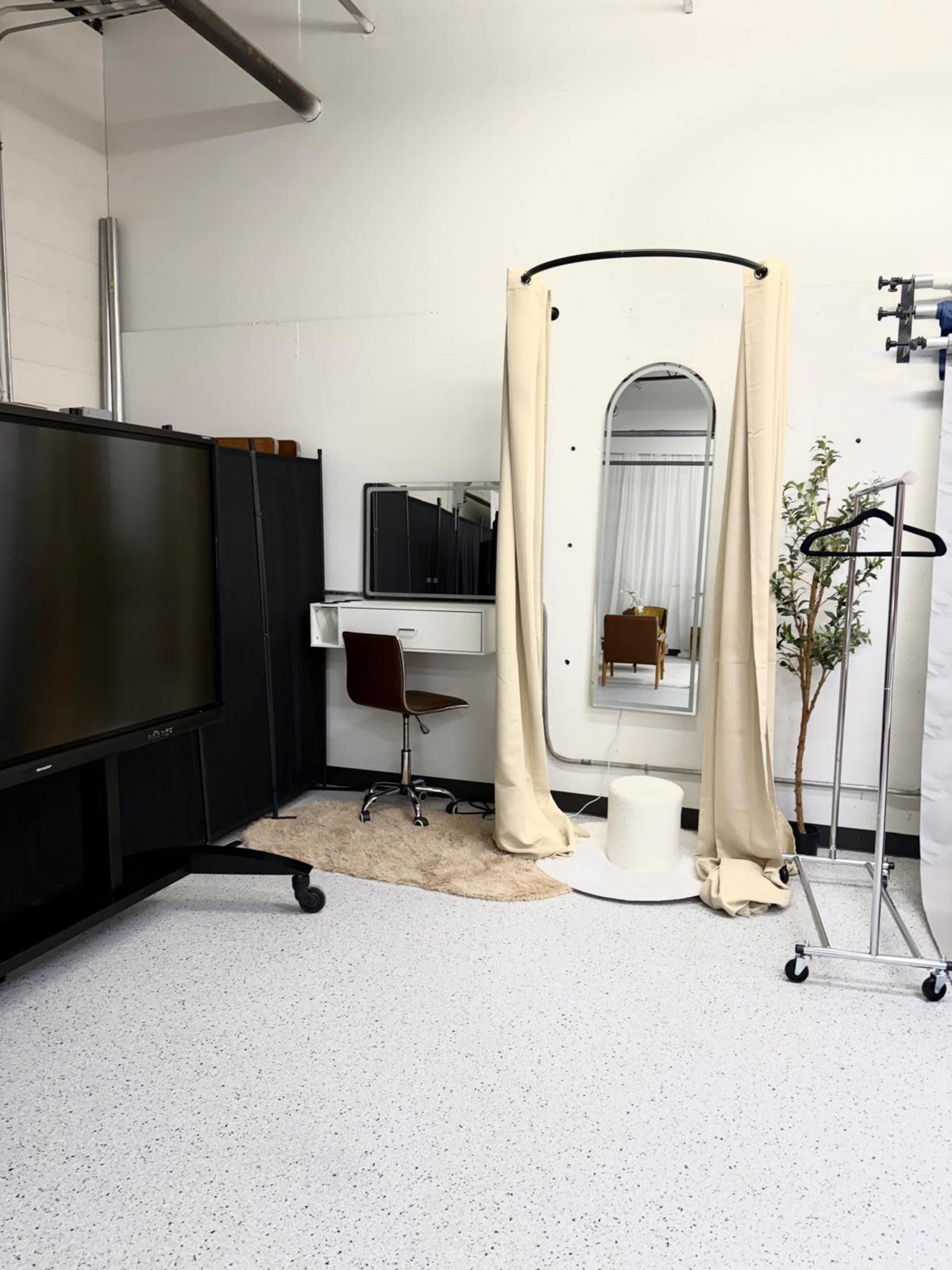 Modern Creative Studio in Maple Grove for Photoshoots, Podcasts, Workshops, and Gatherings Image in Maple Grove, Maple Grove, MN