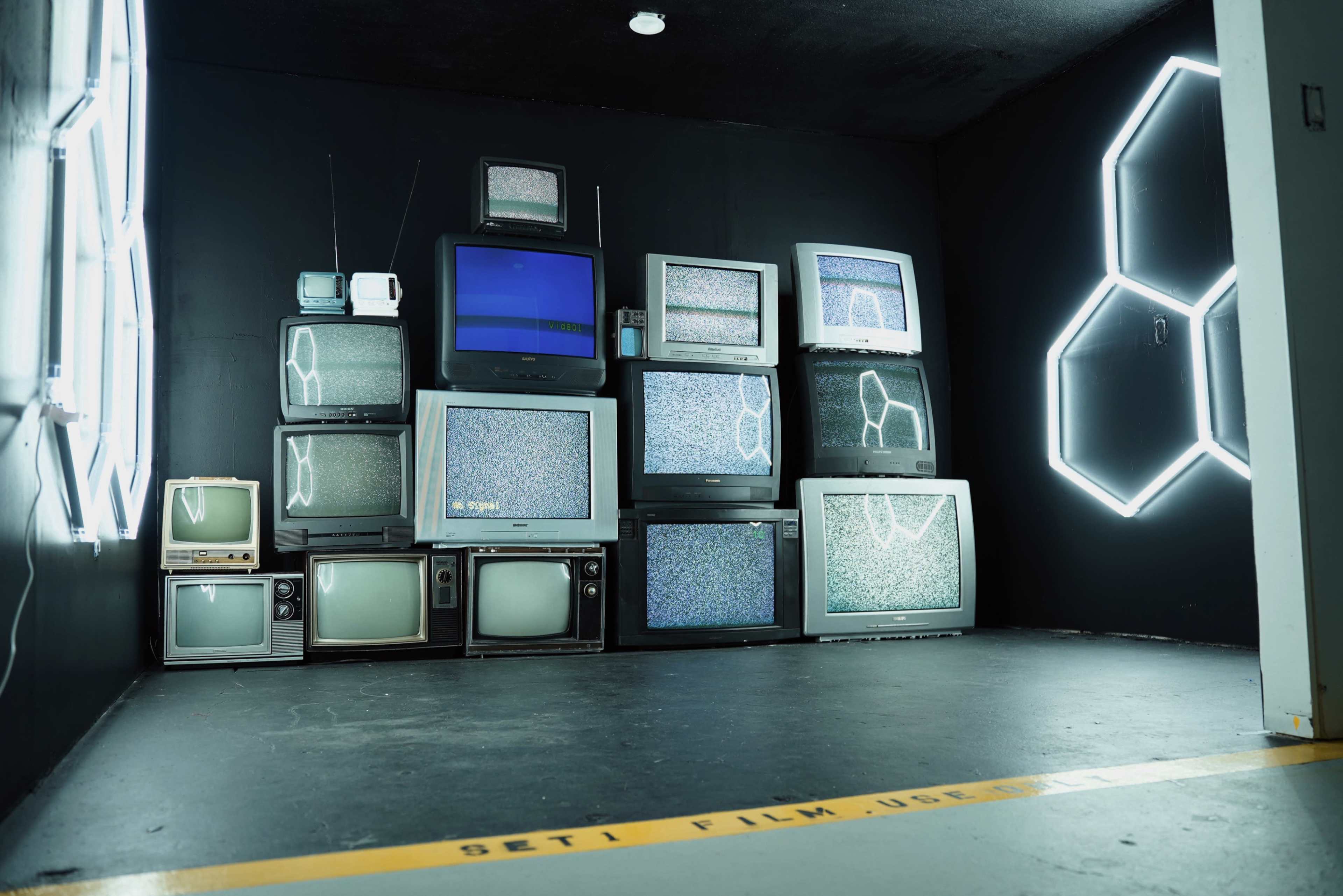 Vintage TV Film Set w/ LED Light Design Image in Edison, San Antonio, TX
