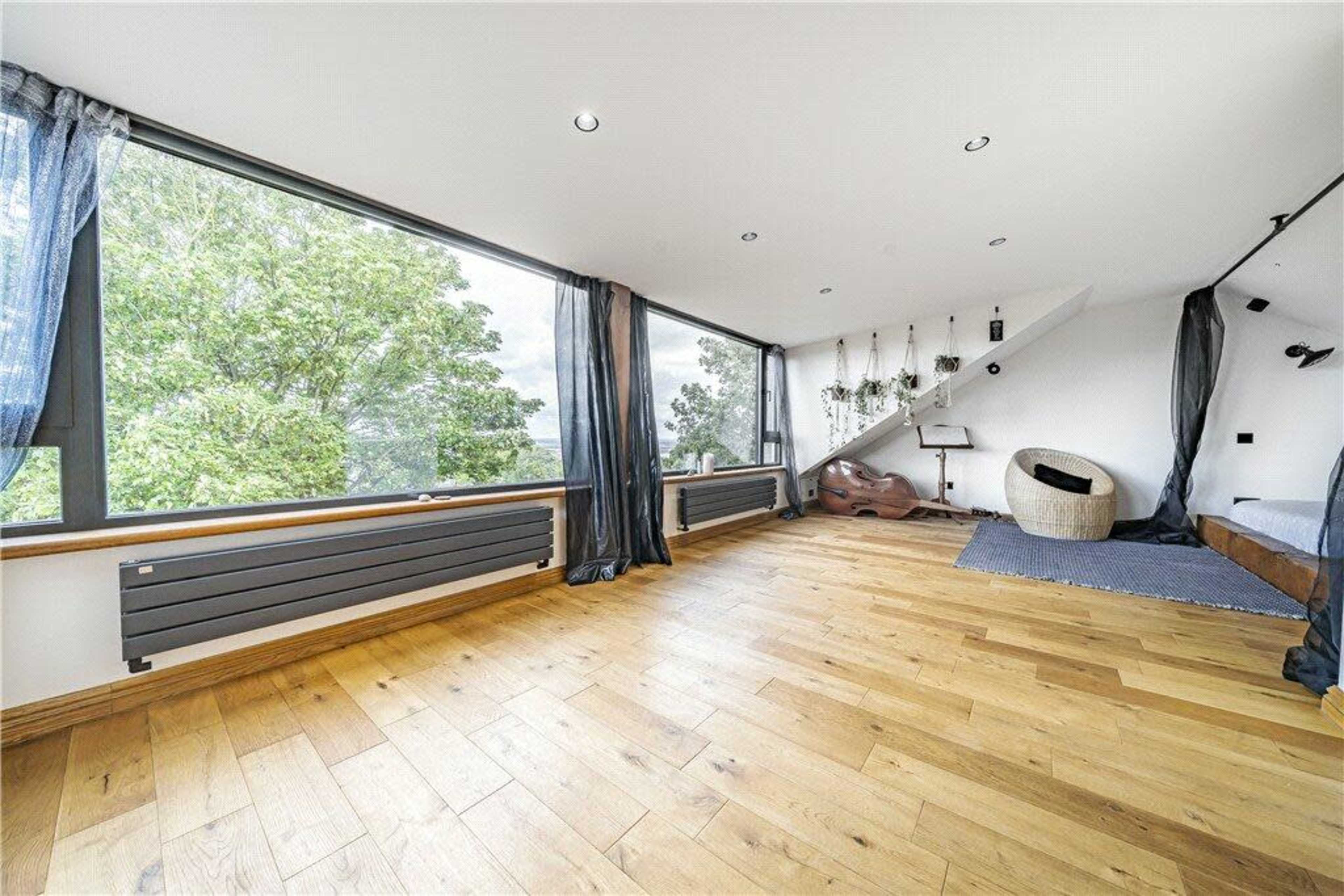 London villa with garden and skyline views, hot tub and sauna Image in Belvedere, London, ENG