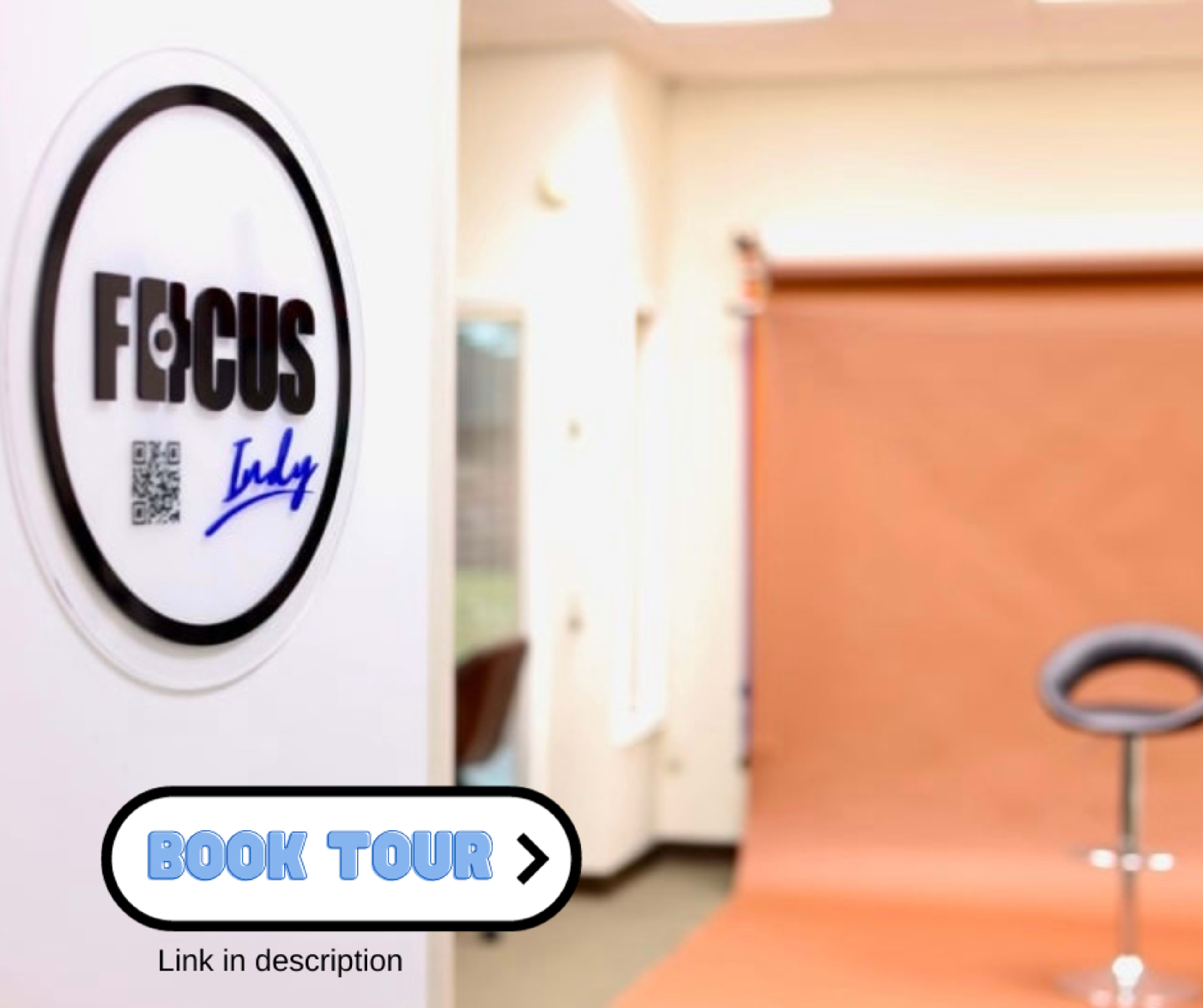 The image shows a photography studio with a "Focus Italy" logo on the wall and a brown backdrop prepared for a photoshoot.