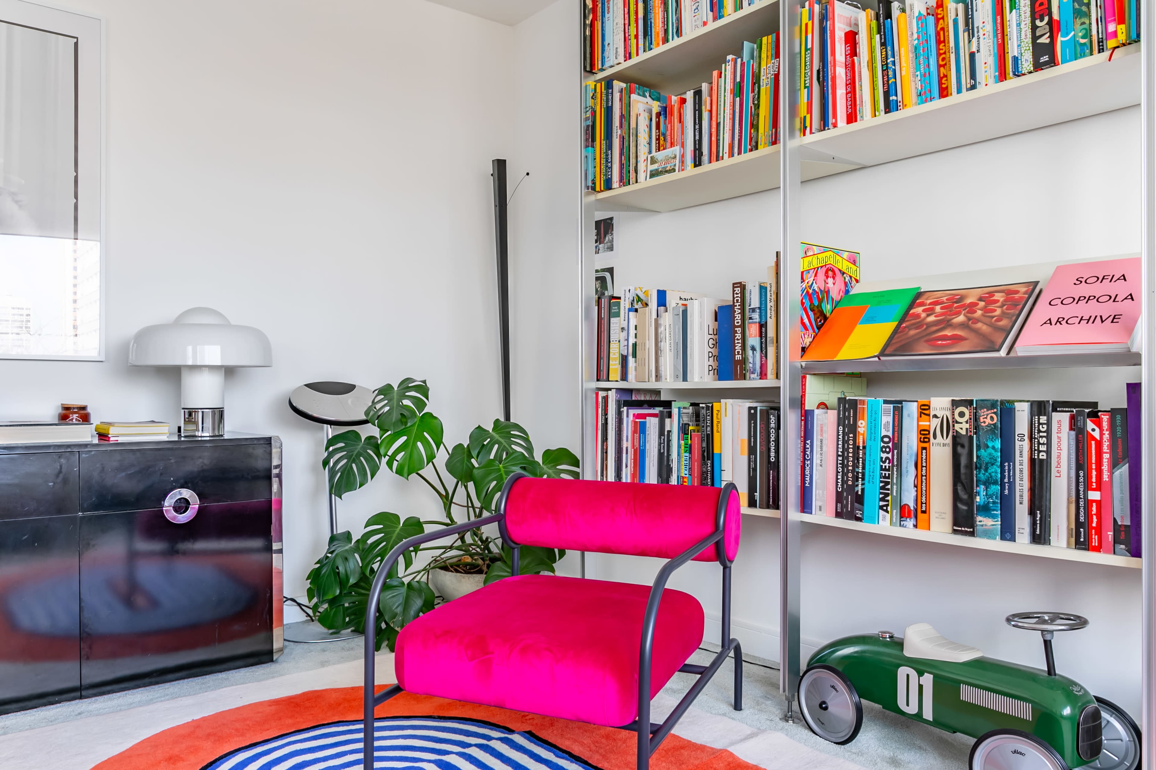 Appartement parisien avec le mobilier design mid century à Belleville Image in Amérique, Paris, 