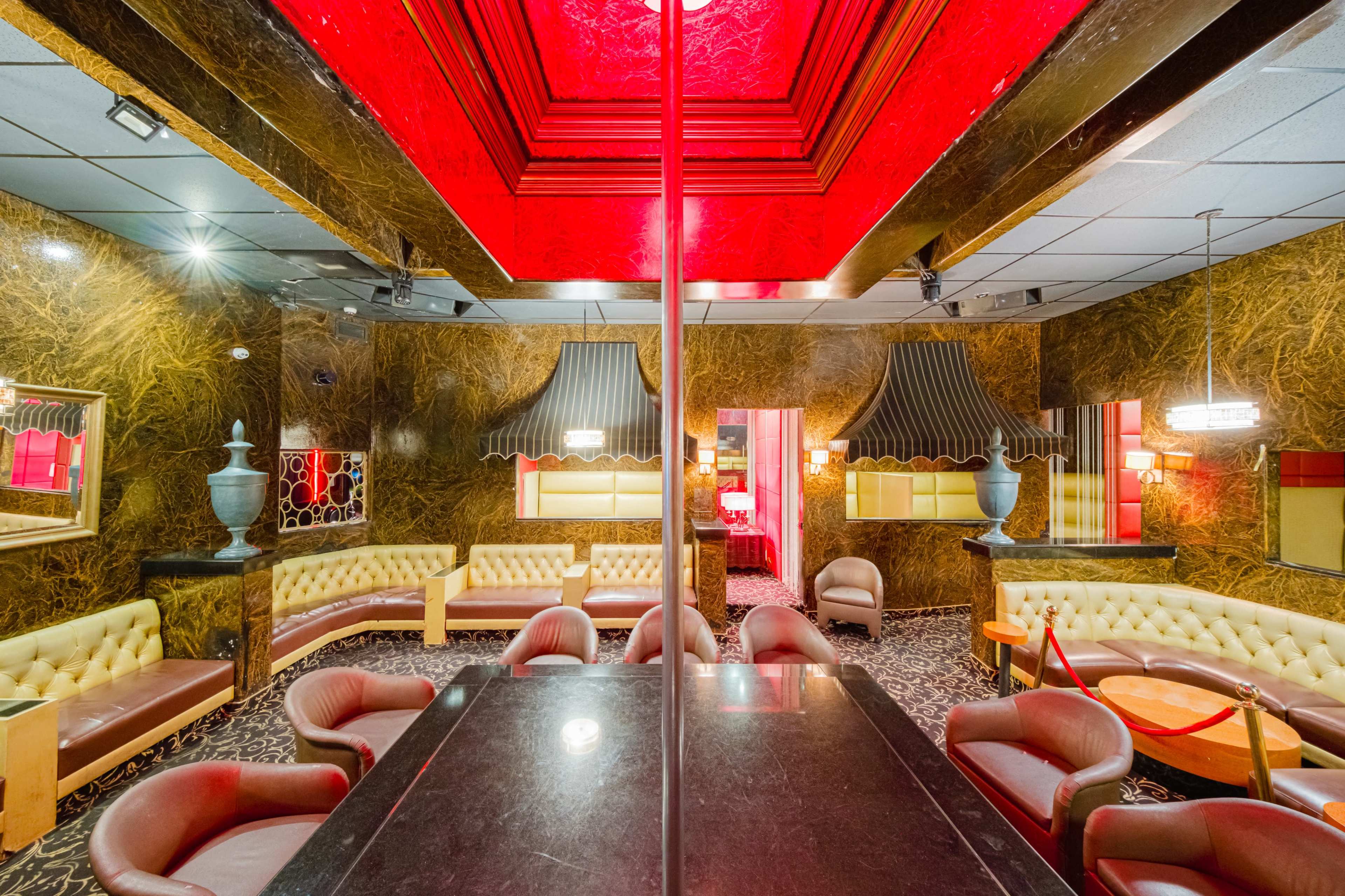 LUXURIOUS HIDEAWAY AT THE GOLDEN ROOM Image in Van Nuys, Van Nuys, CA