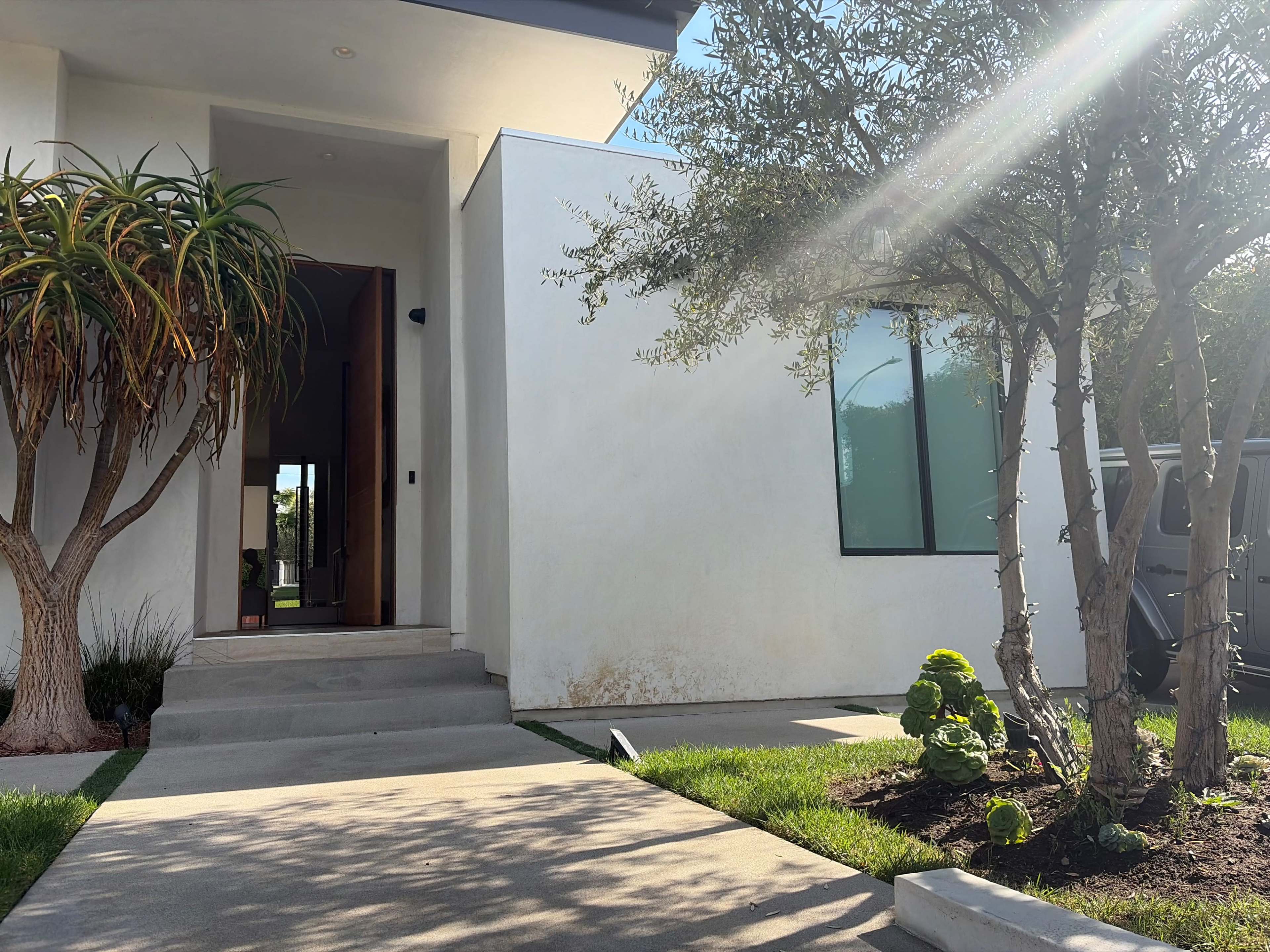 The Hollywood House Image in Central LA, Los Angeles, CA