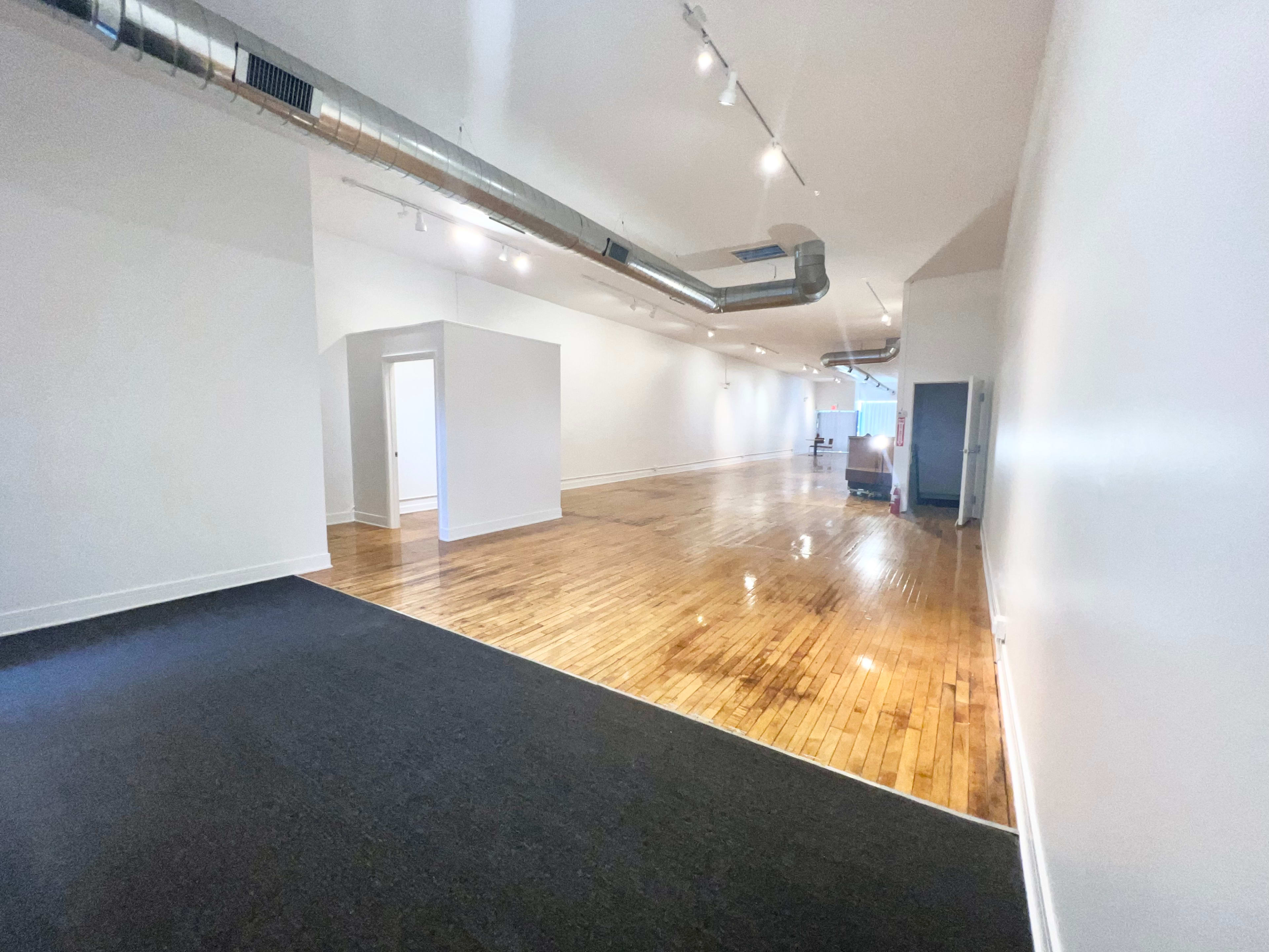 Natural Light Spacious Creative Space with Large Display Windows, High Ceiling, Exposed Brick Wall & Hardwood Floors Image in Evanston, EVANSTON, IL