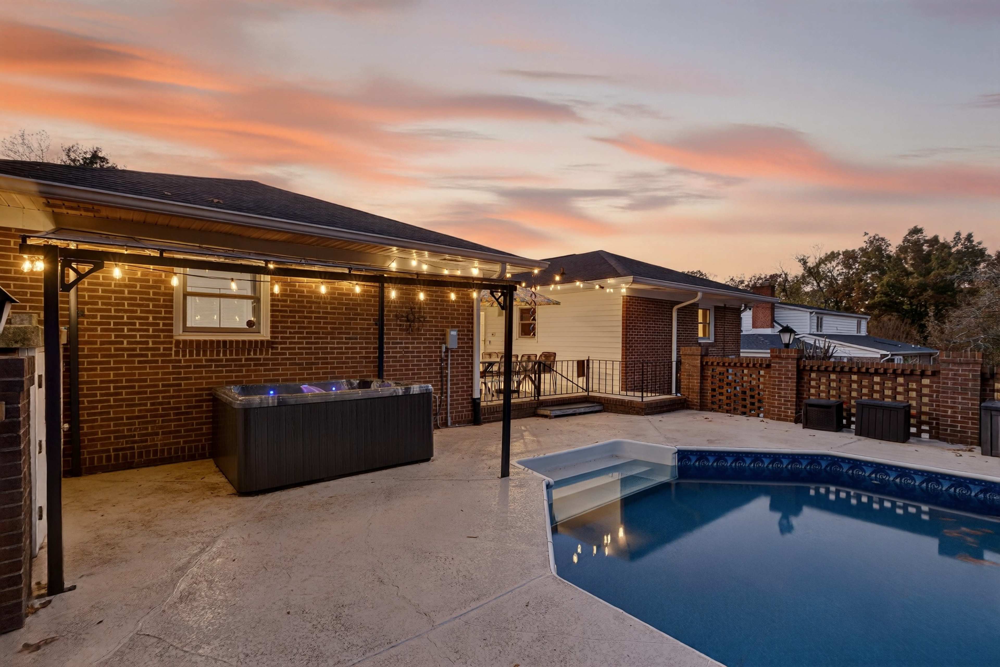 Charming Spacious Home With Pool and Hot Tub Image in Toddville Road, Charlotte, NC