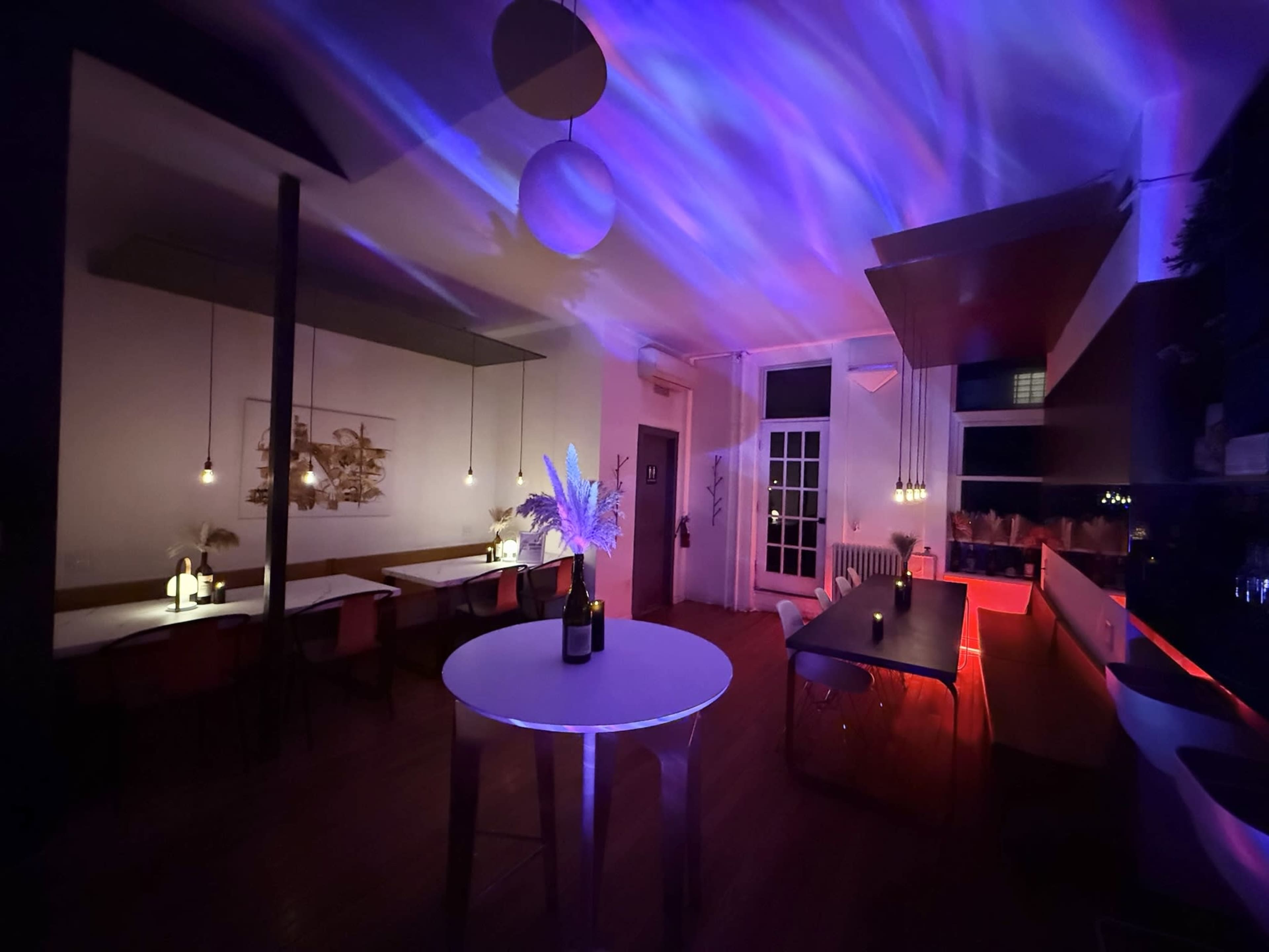 Chic Café & Wine Bar in Williamsburg with 5 Digital Screens Image in Williamsburg, Brooklyn, NY