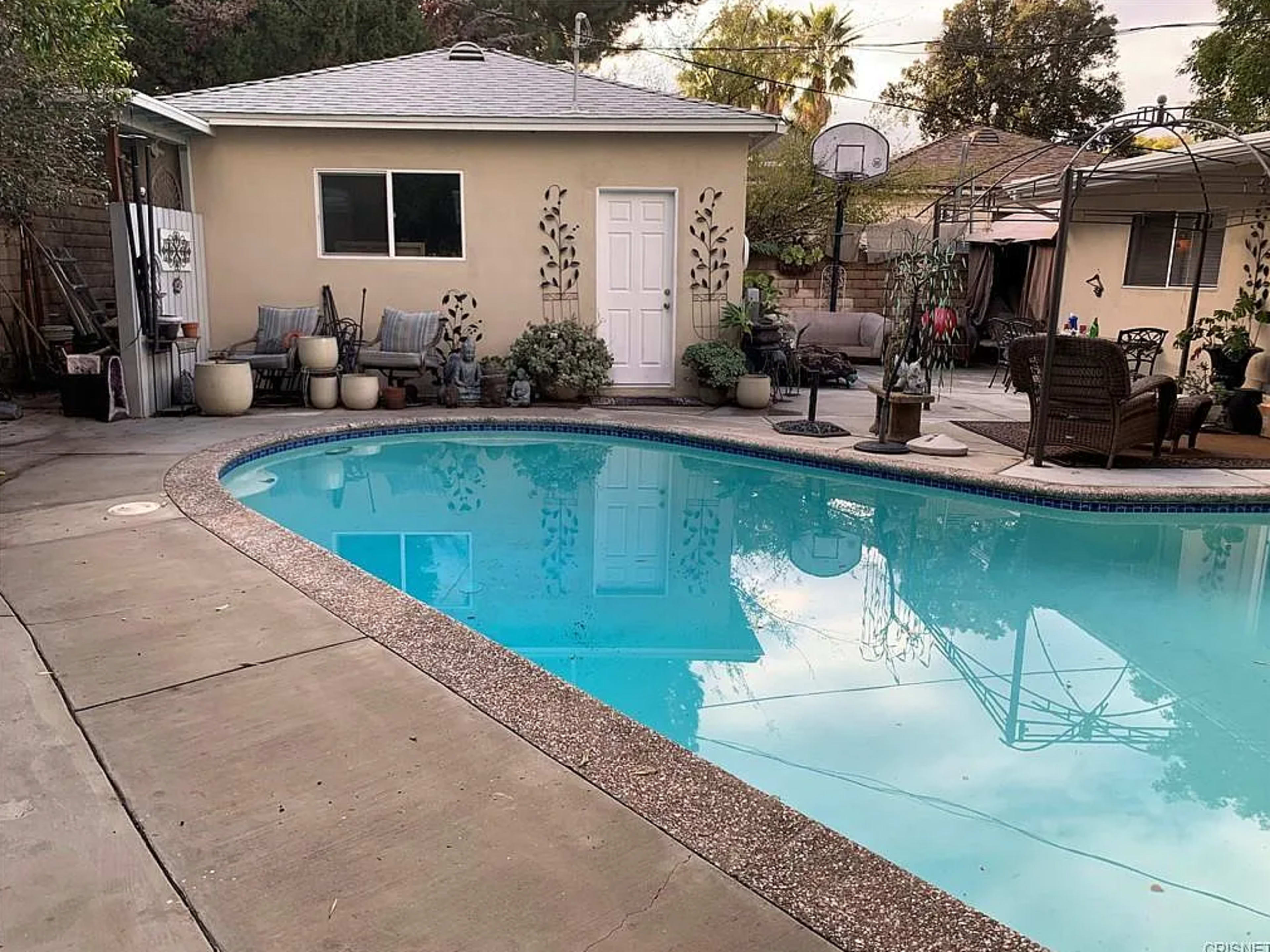 Tarzana oasis with pool cabana and exquisite bathroom upgrade Image in Tarzana, Tarzana, CA