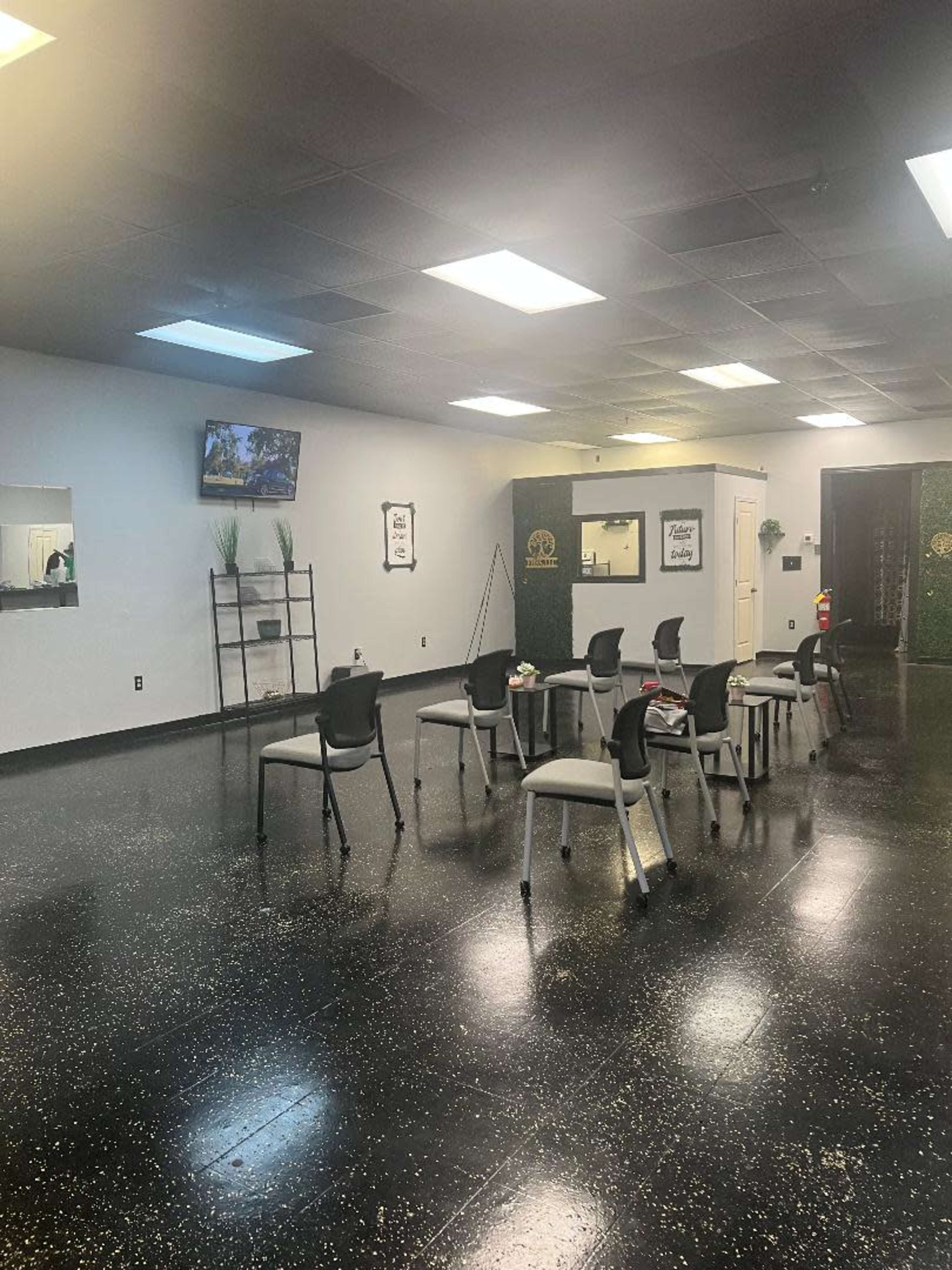 City Open and Airy space, with Mirror Walls Image in , Stone Mountain, GA