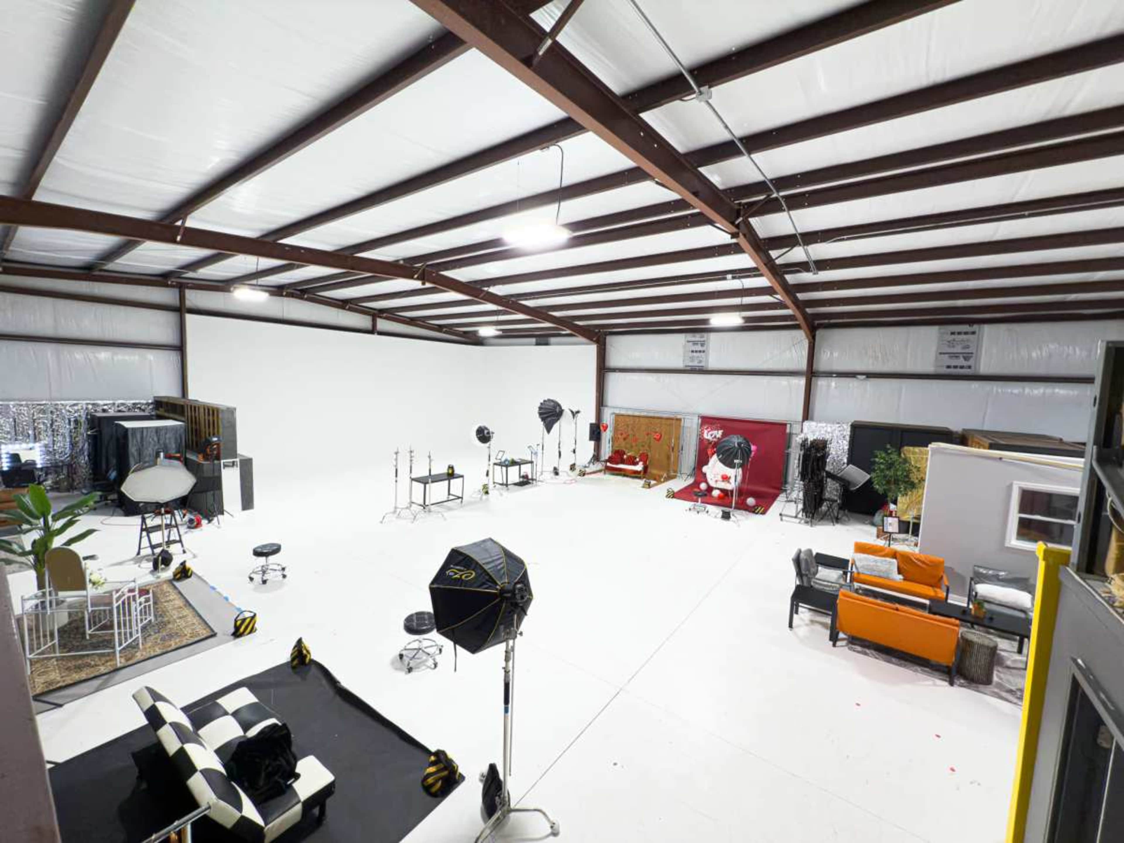 Large Cycloramic Photography / Videography/ Filmmaking Space Image in Huntsville, Huntsville, AL