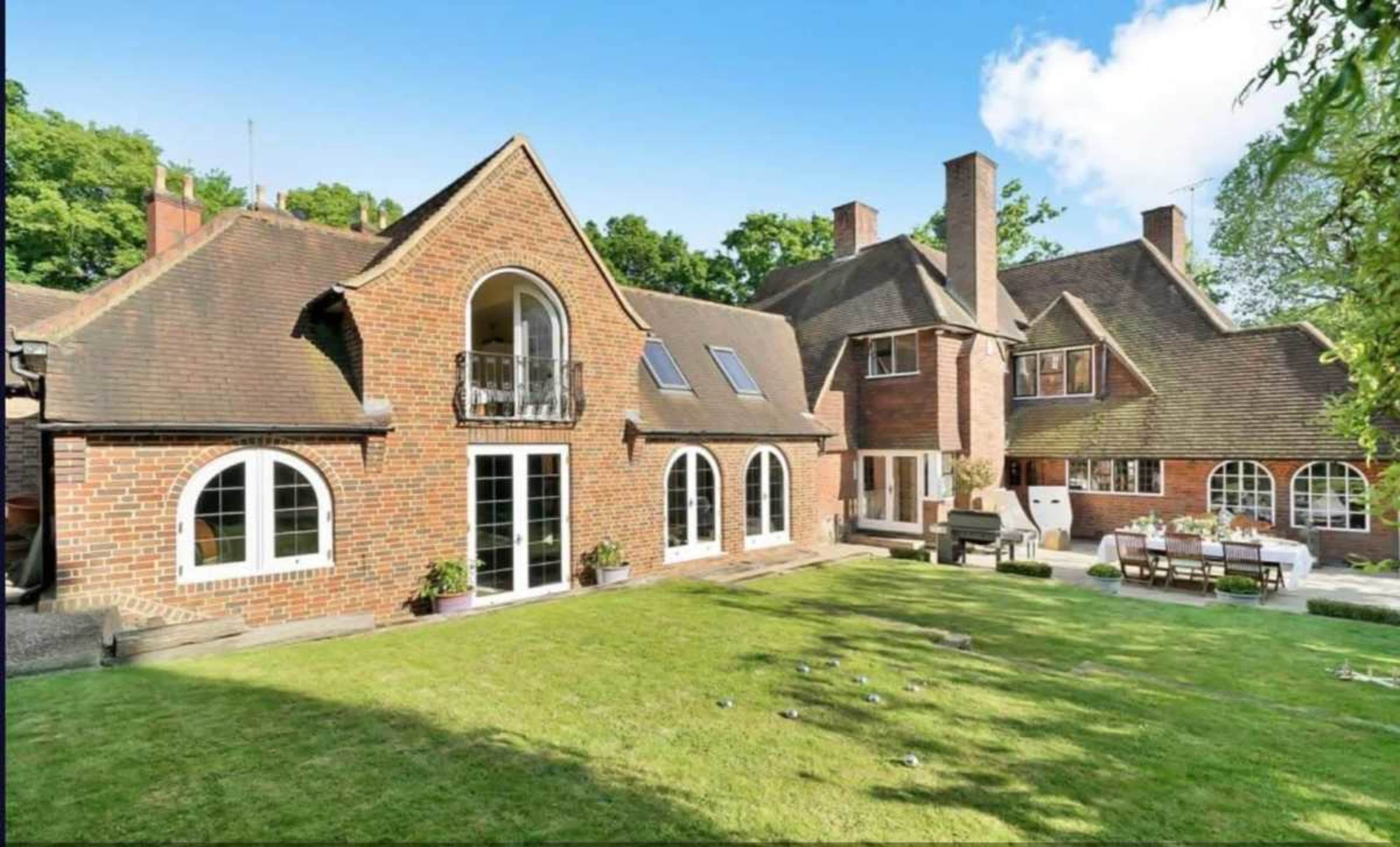 Beautiful and Aesthetic Mansion, with Large Outdoor Front and Back Gardens. Located in Harrow on the Hill. Image in Harrow, London, ENG