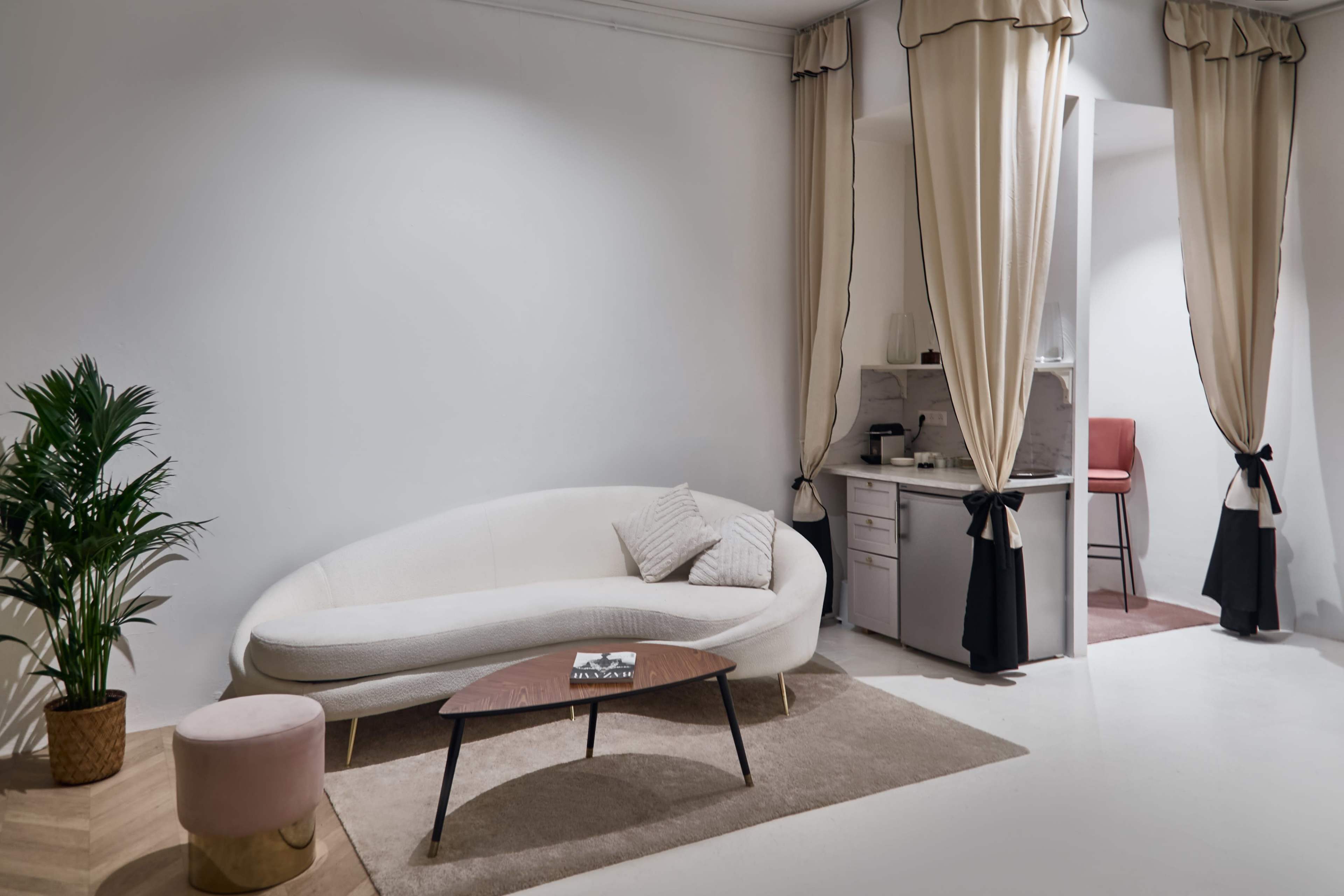 NEW! "Maestra" Studio Photo in Paris! Image in Belleville, paris, 
