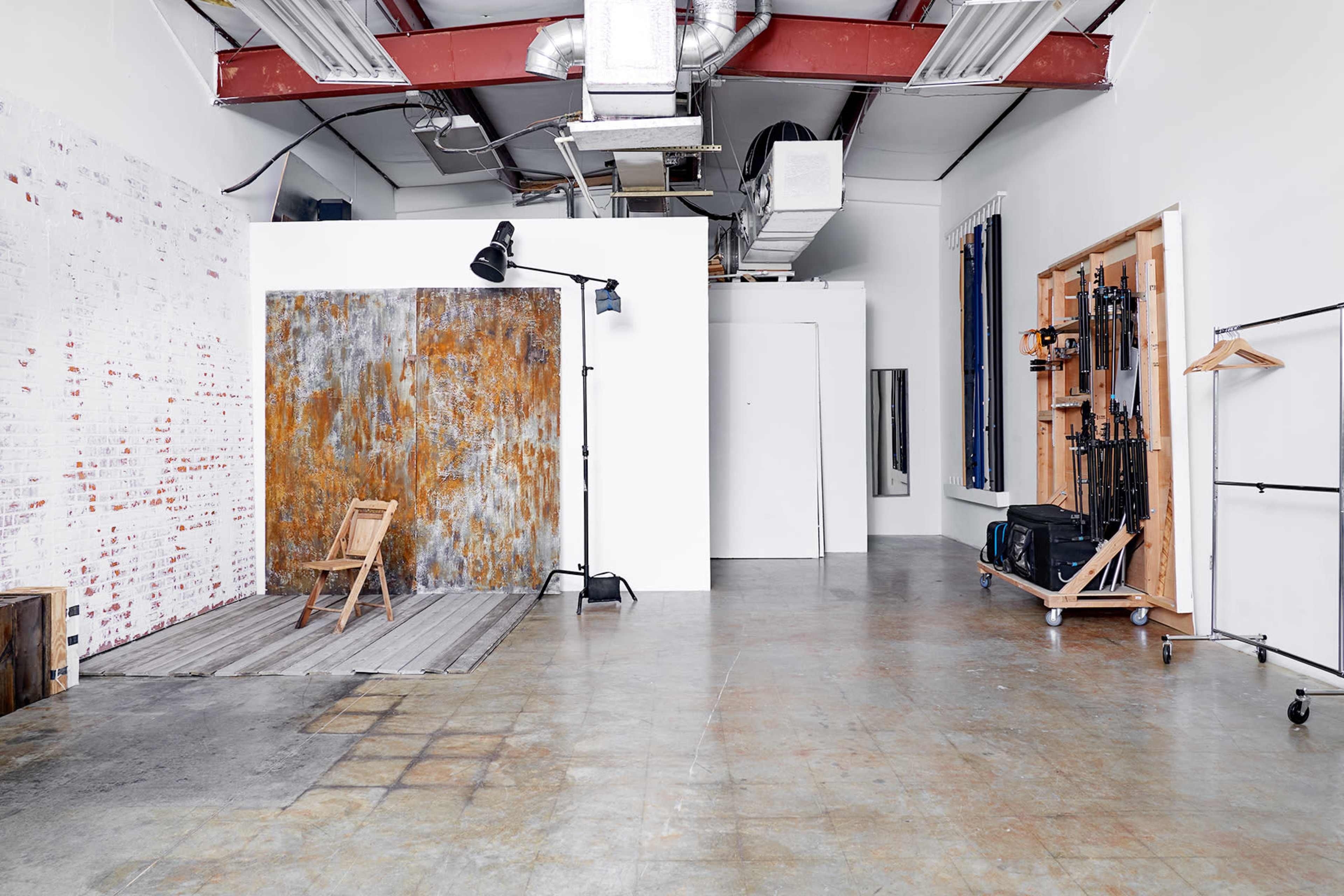 Photo studio with beautiful natural light and visible free parking Image in Tyrone, Tyrone, GA