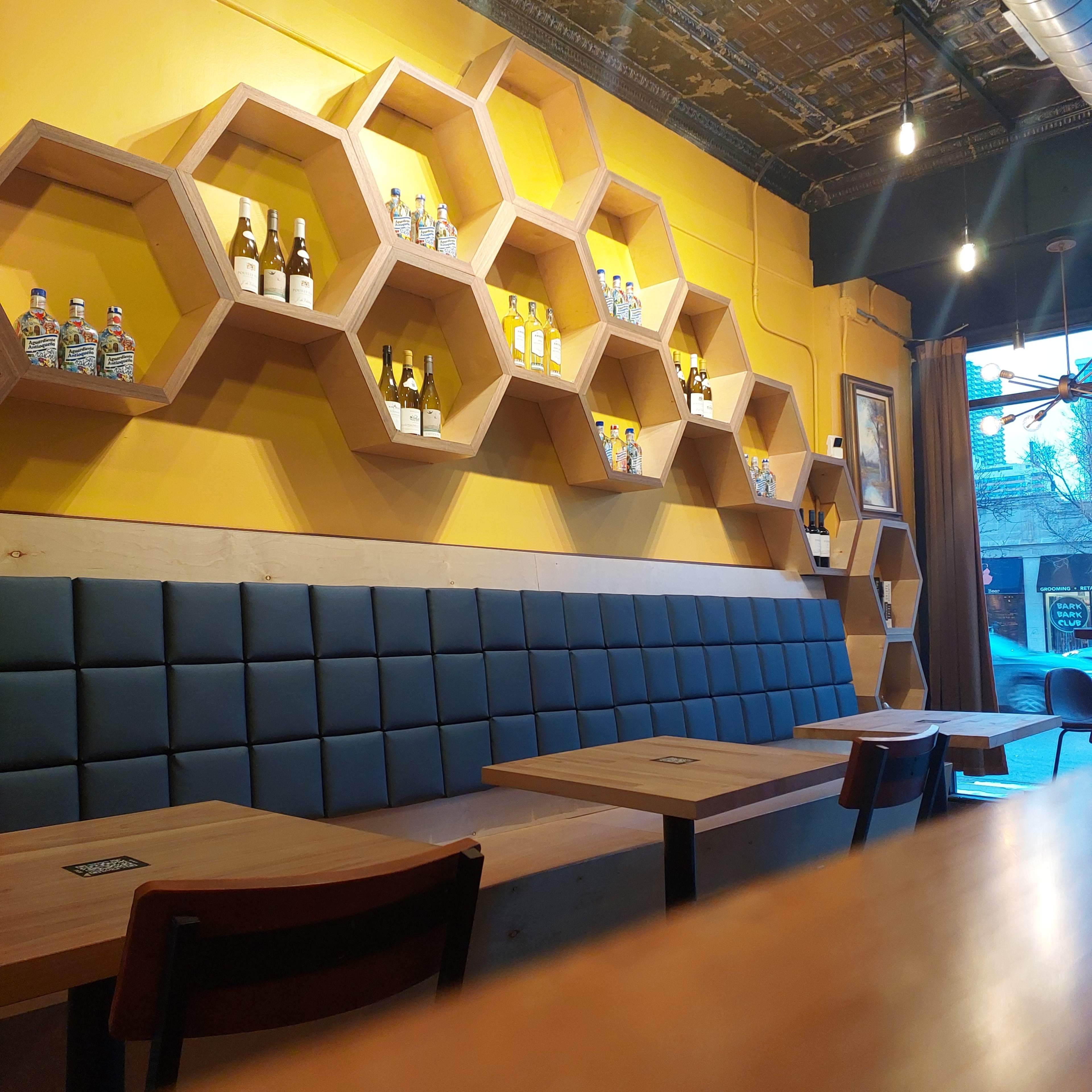 Urban excellent location Broadway ave. Image in Edgewater, Chicago, IL