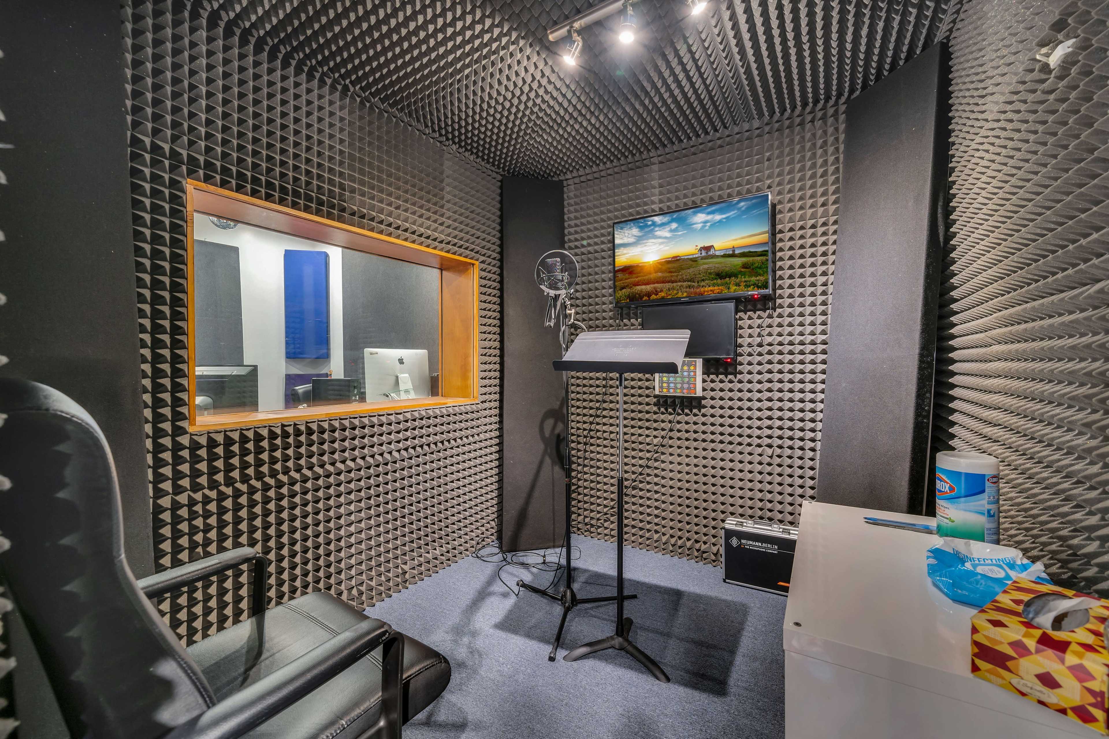 SLEEK & MODERN RECORDING STUDIO – HIGH-TECH Image in Tropico, Glendale, CA
