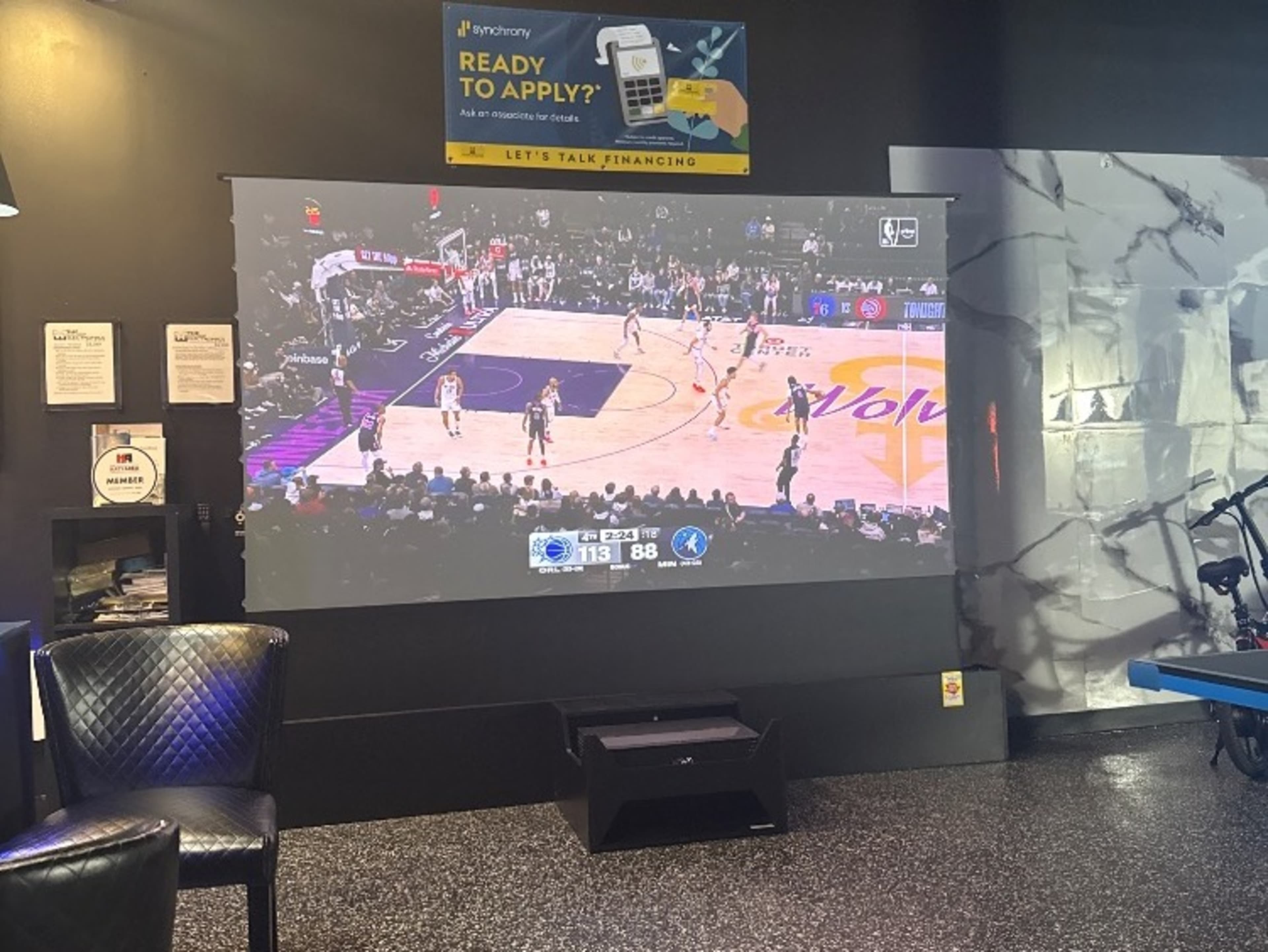 Projector screen and projector for presentations. 