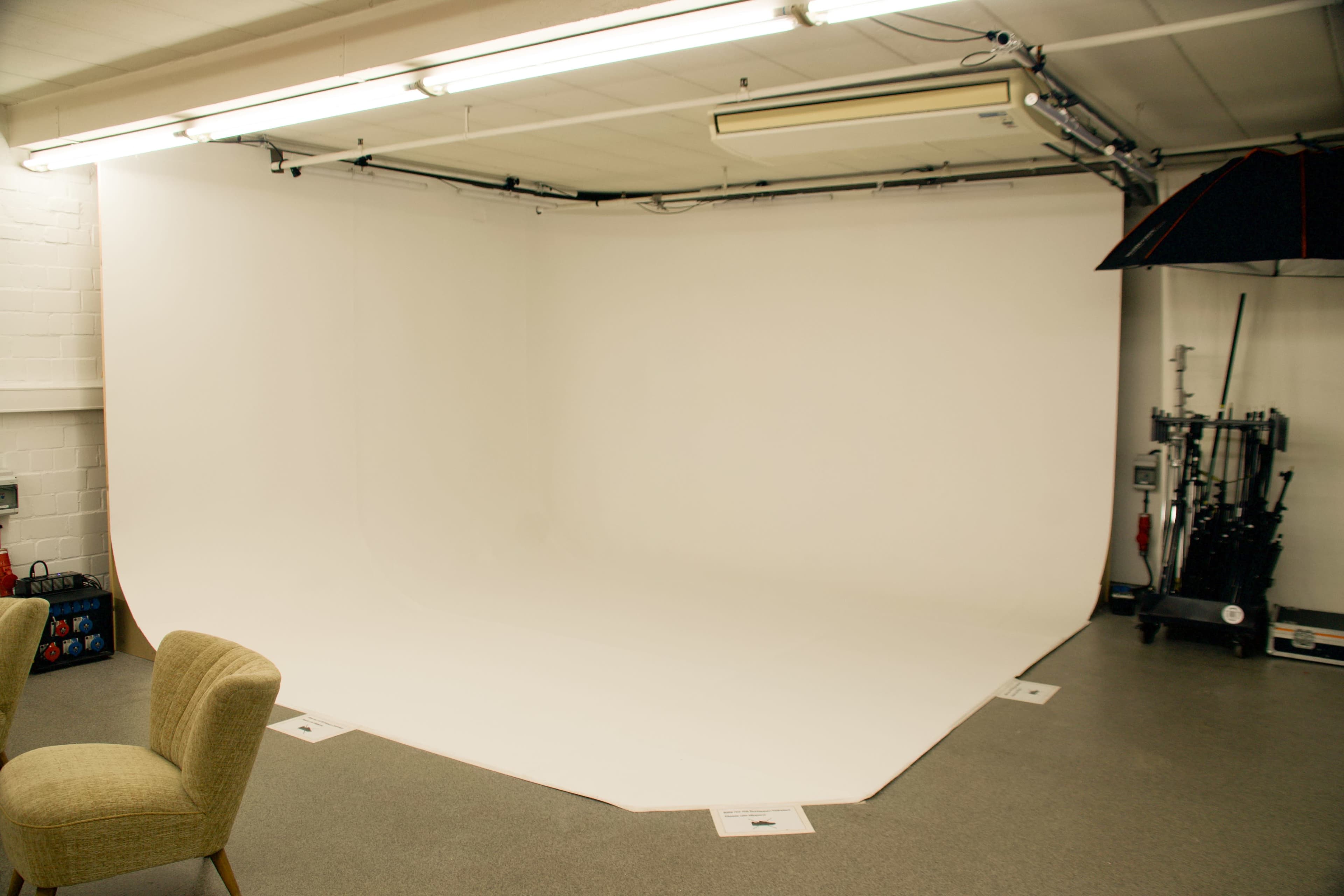 small industrial studio in moabit with lots of light equipment Image in Moabit, Berlin, 