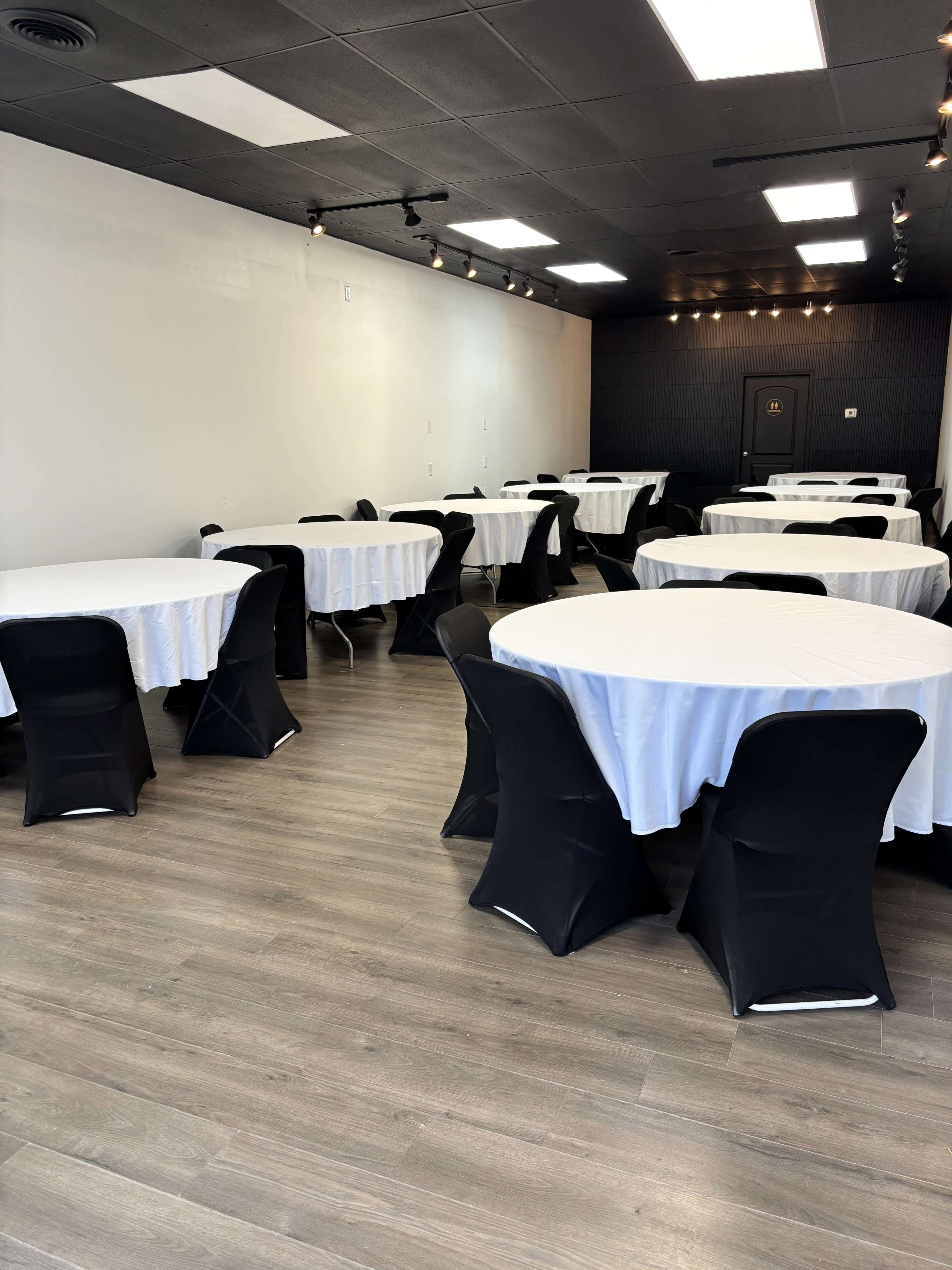 1000 Sq Ft North Side Fort Wayne Event Space for Intimate gatherings, Meetings & Celebrations Image in Washington Township, Fort wayne, IN