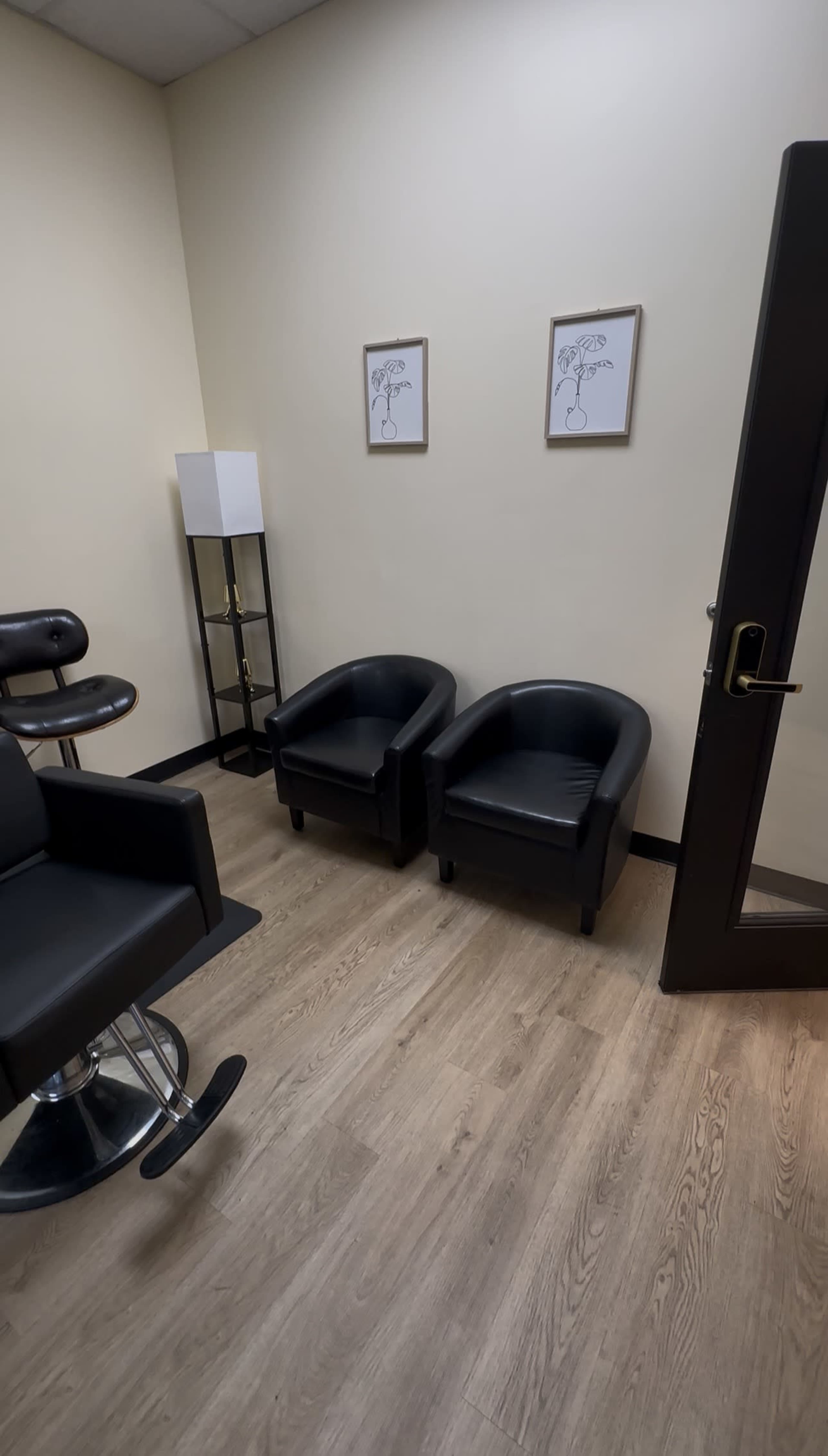 Modern Glam Salon Studio in Hampton-Perfect for Beauty Shoots & Classes Image in , Hampton, GA