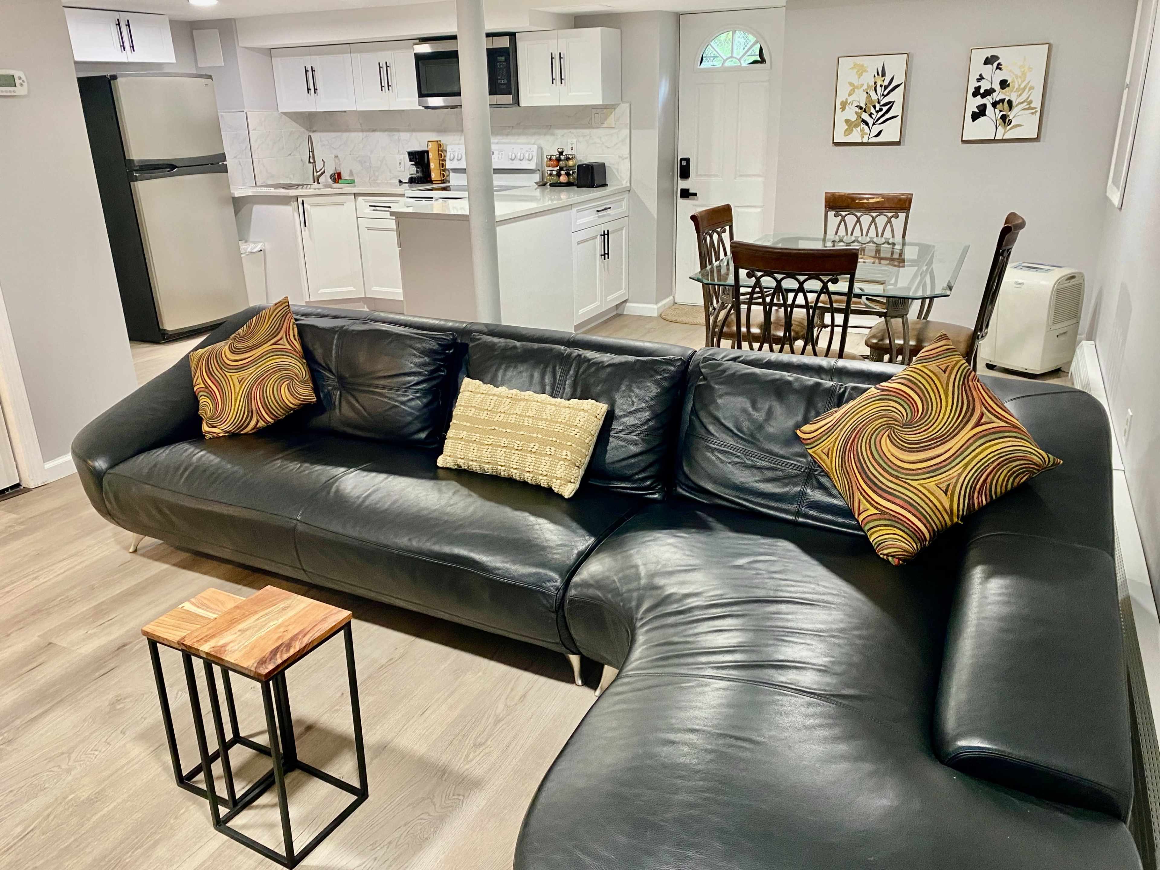 Comfy Spacious Free Parking Wireless Chargers Amenities Image in North Hempstead, Westbury, NY