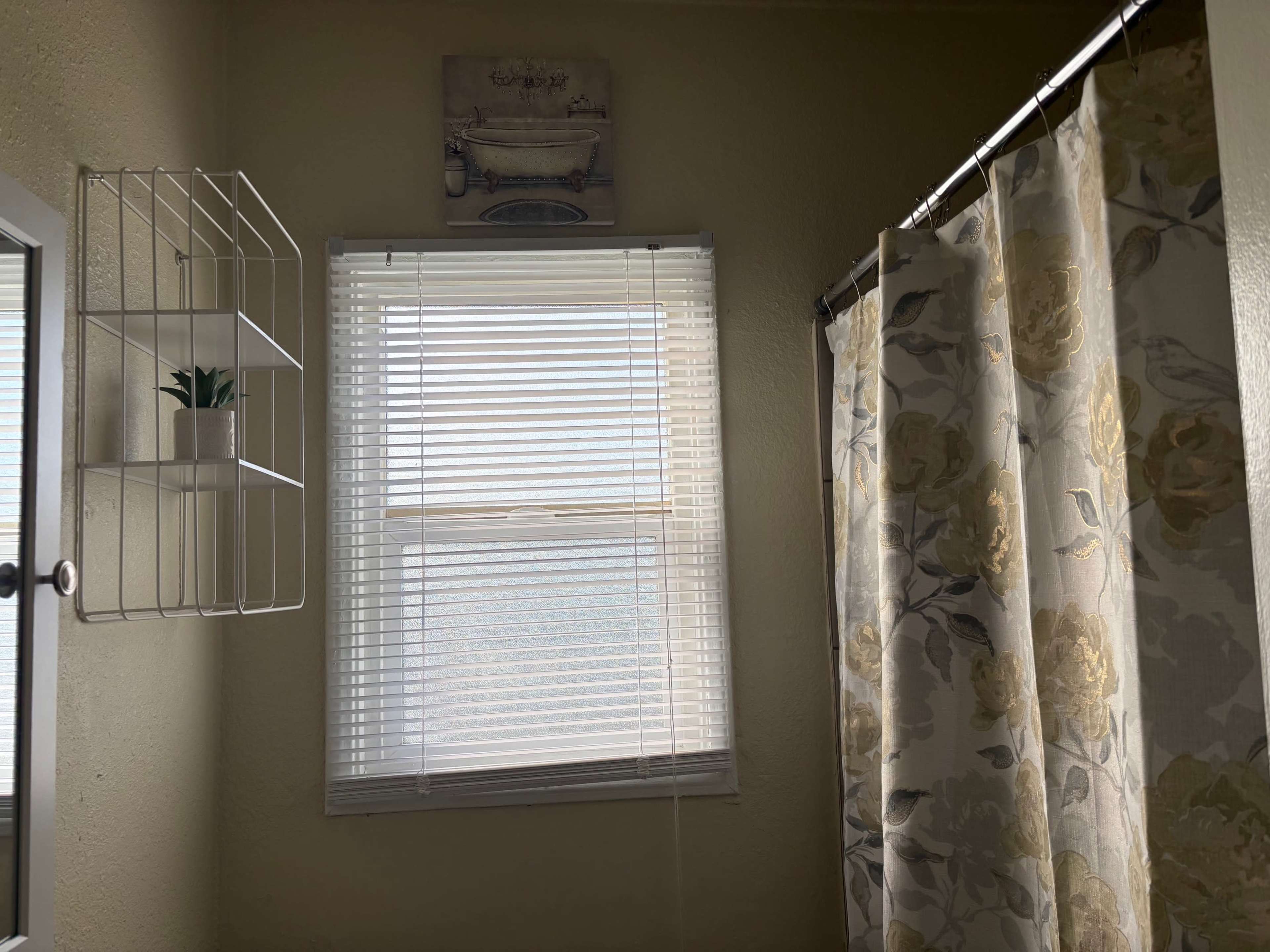 Upstairs- Cozy and Well-Lit Area with Stylish Décor Image in South Los Angeles, Los Angeles, CA