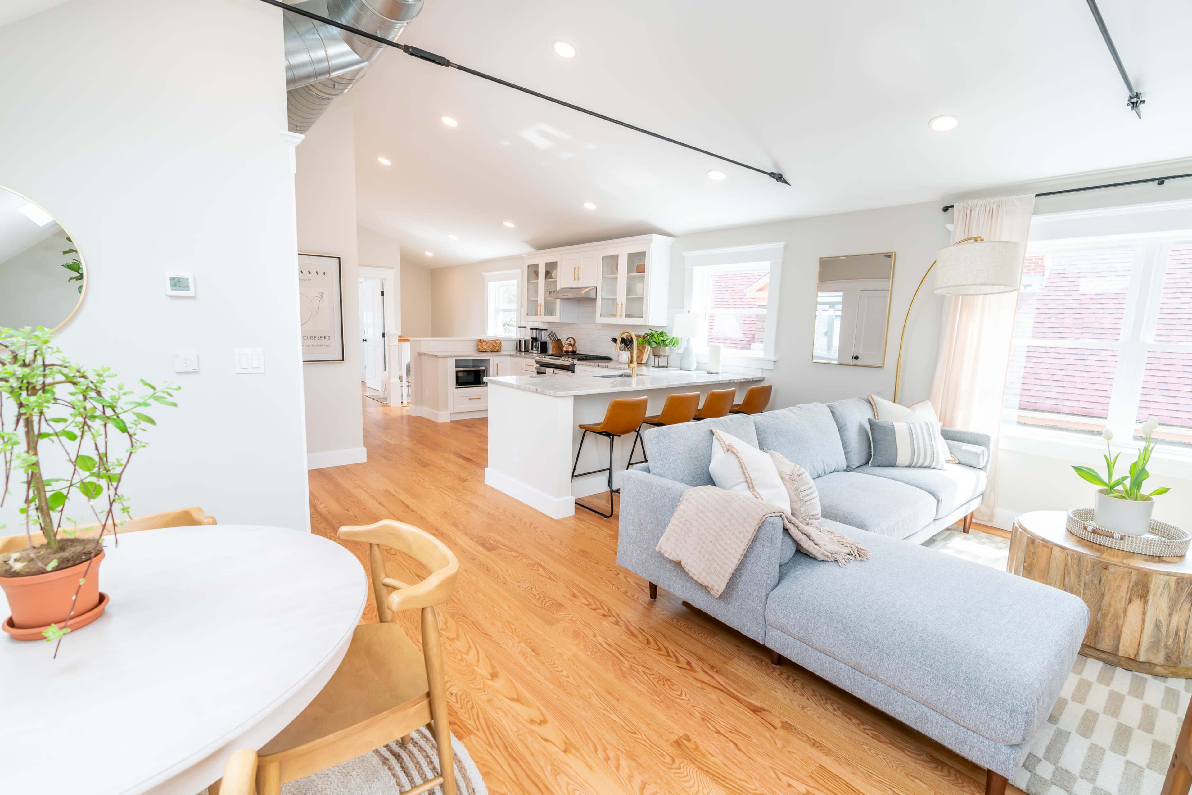 Starlight: Beautiful third floor apartment. Tons of natural light! Image in Prospect Hill Historic District, New Haven, CT