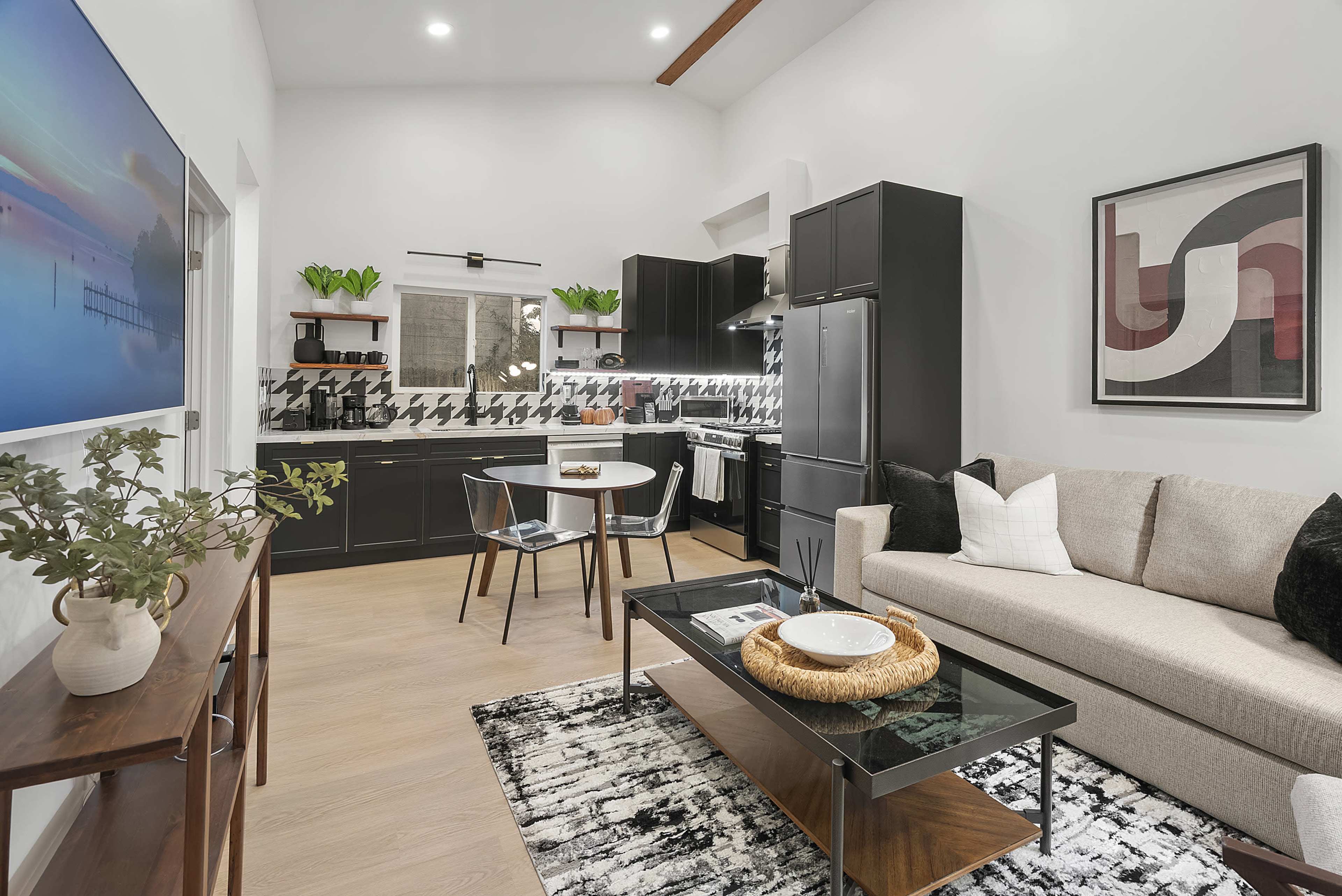 Midcity Luxury Guesthouse with 14 ft Ceilings, Gated Parking, Custom Lighting. Easy Load-In Image in Jefferson Park, Los Angeles, CA