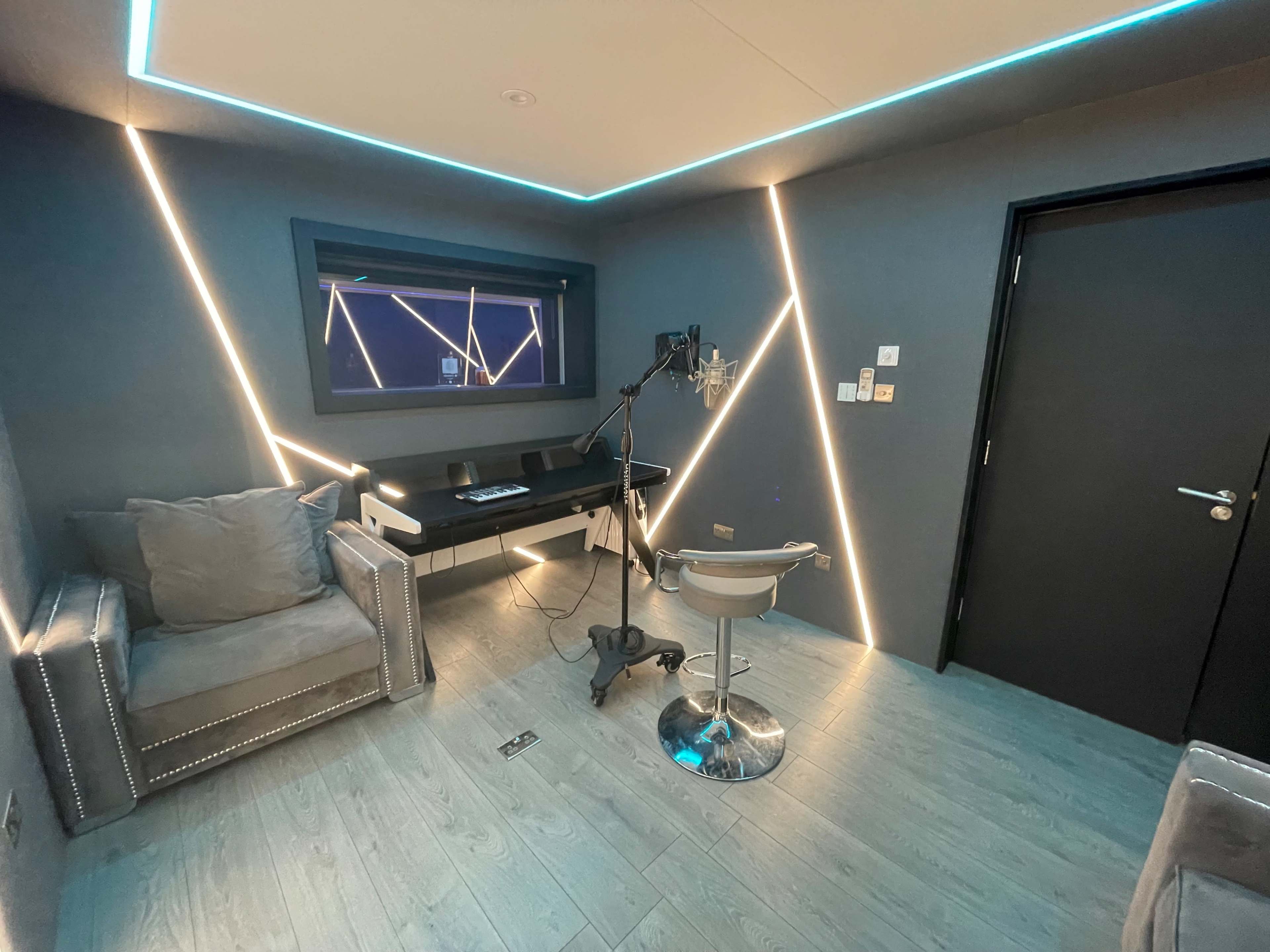 Kews Music Studio | with Engineer Image in Ponders End, London, ENG