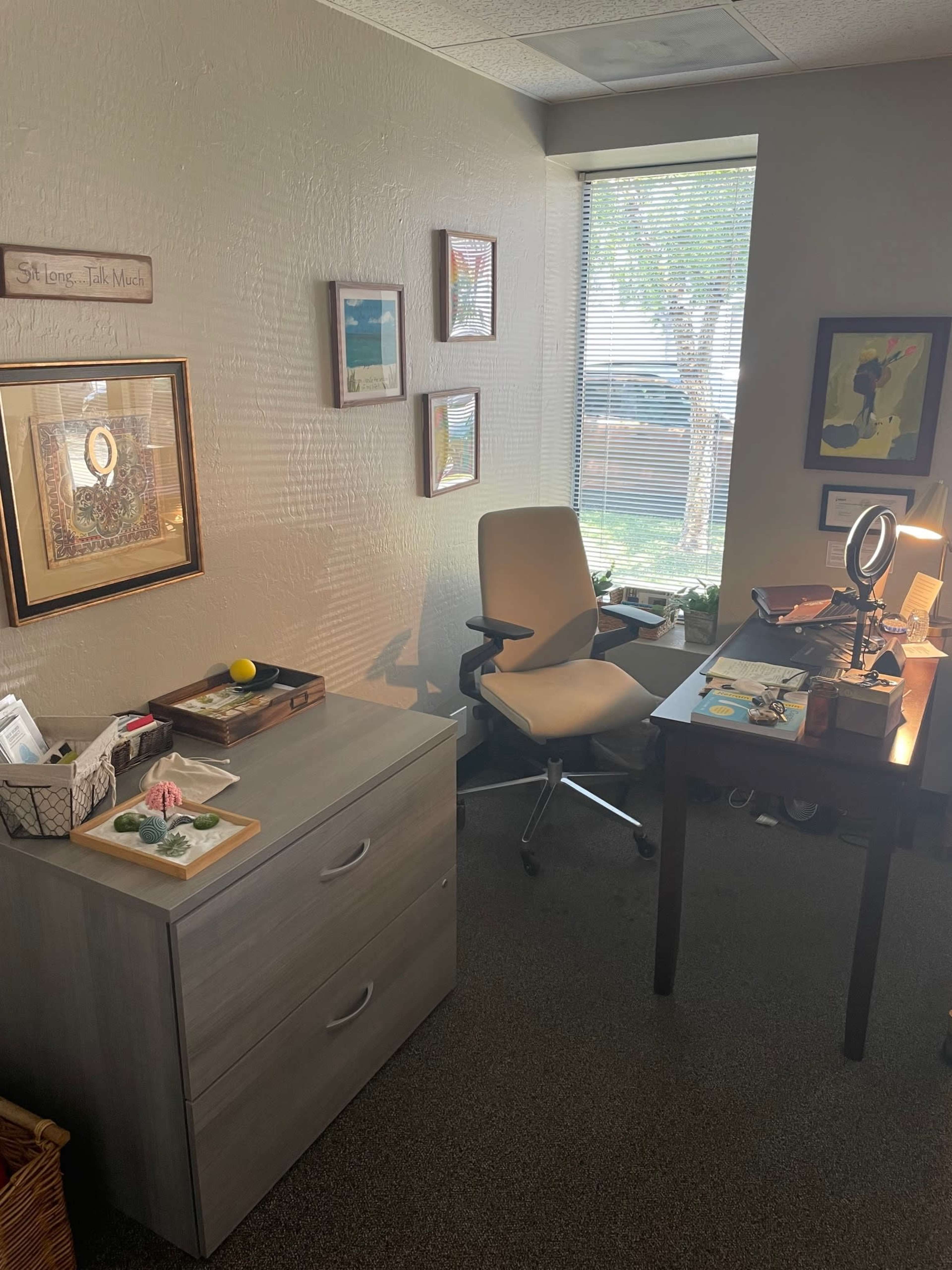 Charming Ground Floor Office Space w Street View—Perfect for Therapists Image in Central LA, Burbank, CA