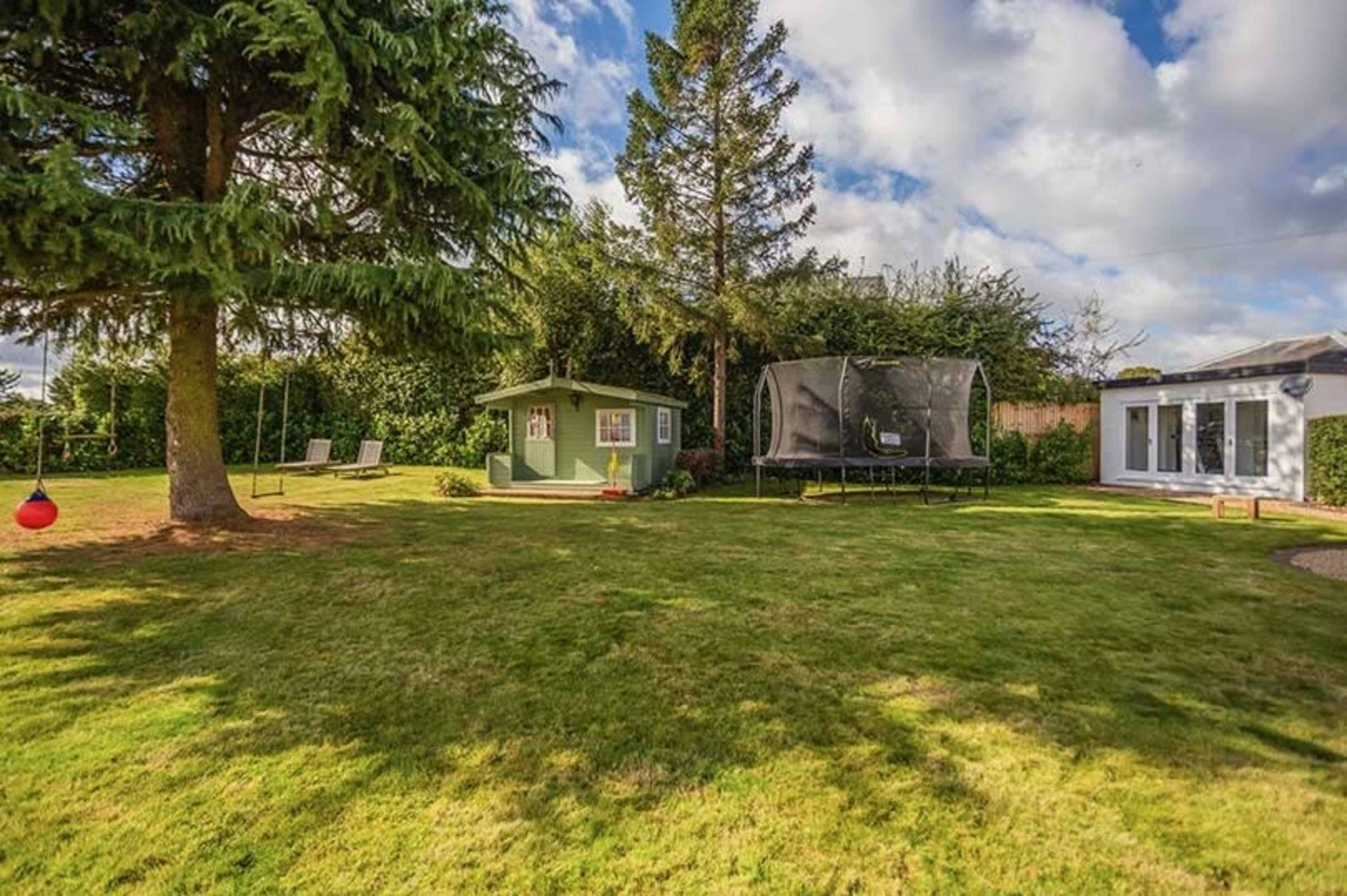 Country Cottage with Tennis Court Image in Cookham Dean, Maidenhead, ENG