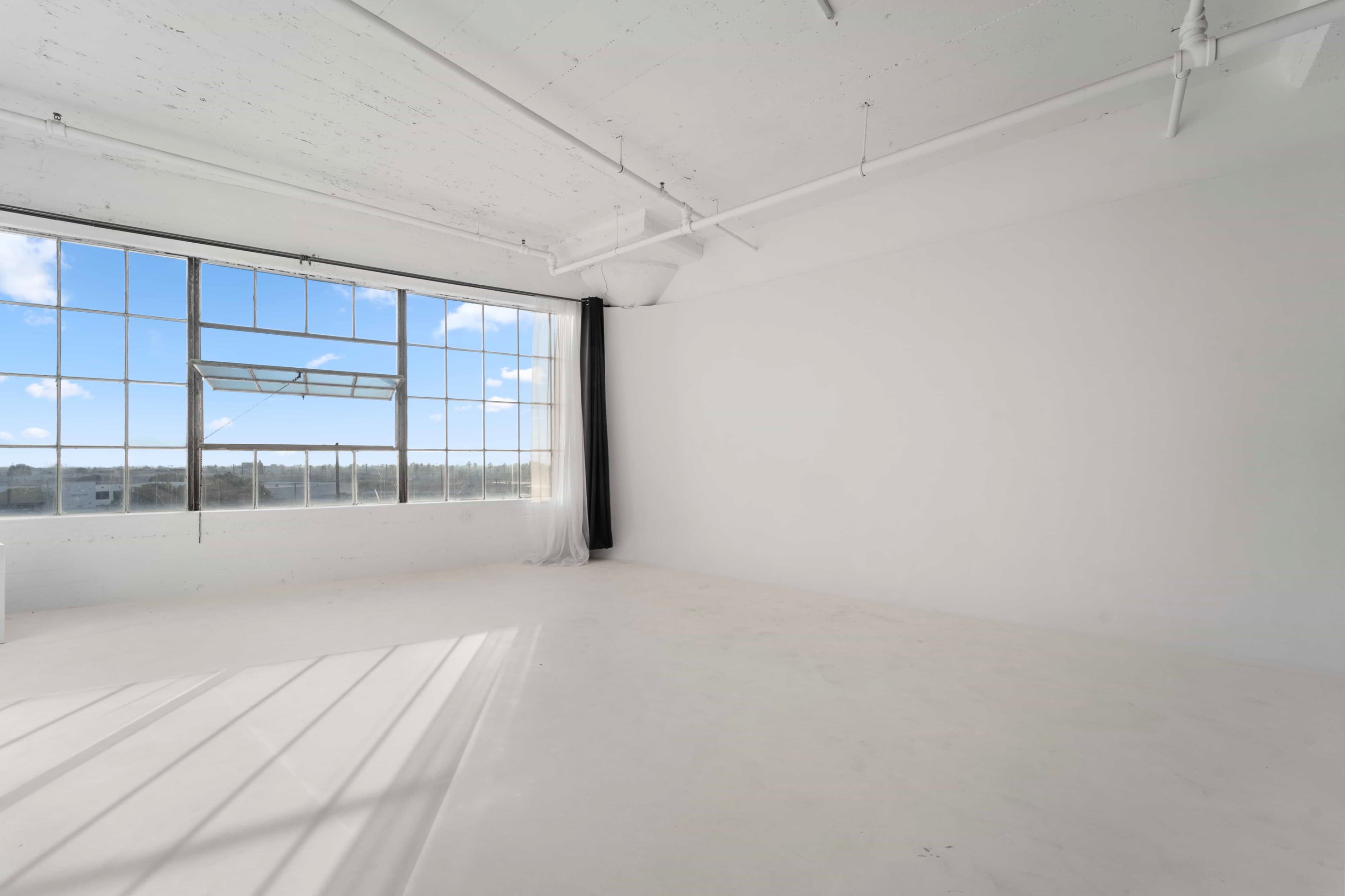 Downtown Natural Light Creative Studio w/ Cyc Wall & More.. lighting included Image in Central LA, Los Angeles, CA