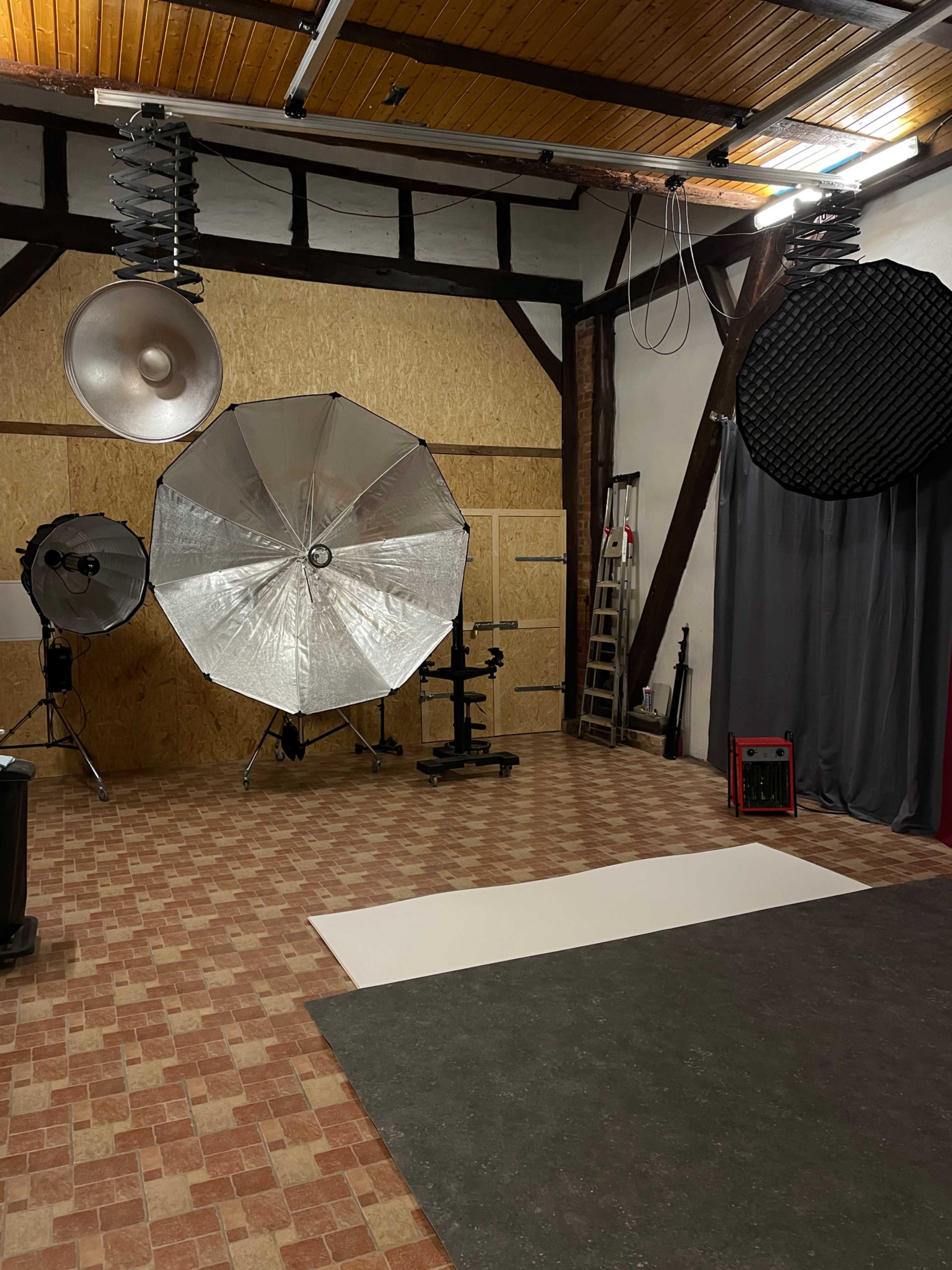 Gemütliches Fotostudio mit  professioneller Studioblitztechnik. Image in , Königslutter