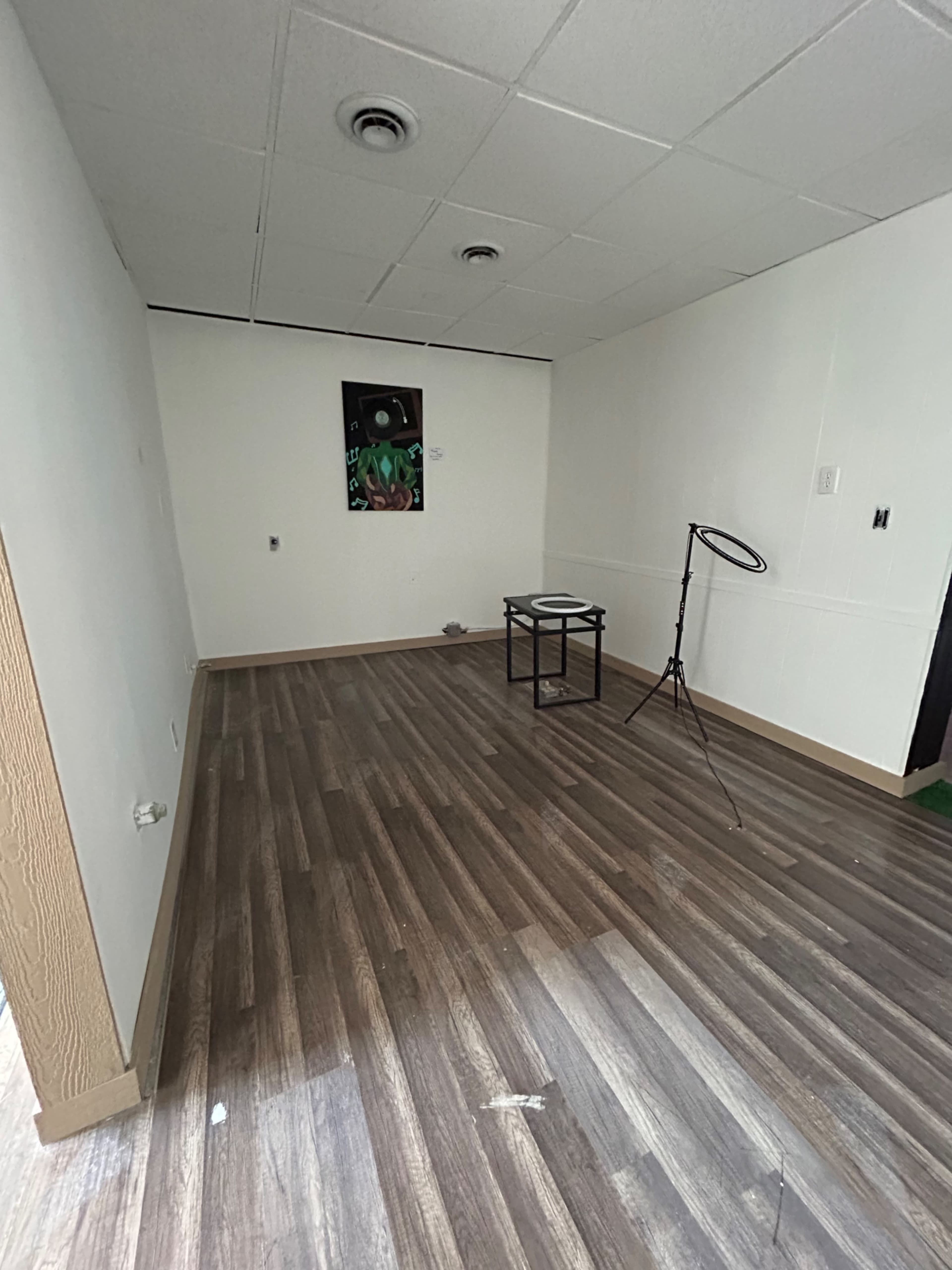 Intimate Unique & Cozy Setting! Image in East Cleveland, East Cleveland, OH