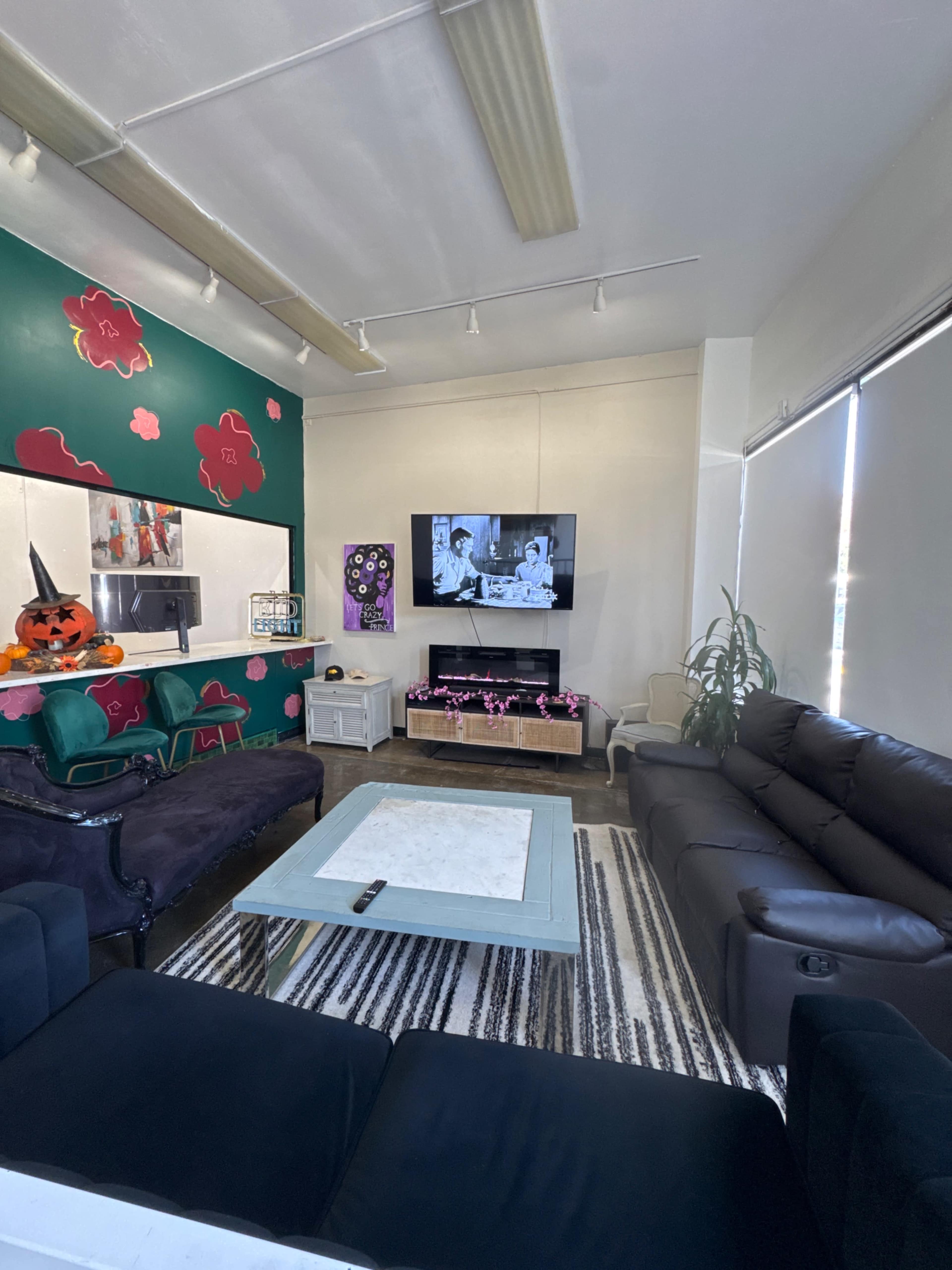 Downtown Santa Monica art studio blocks from the beach Image in Sunset Park, Santa Monica, CA