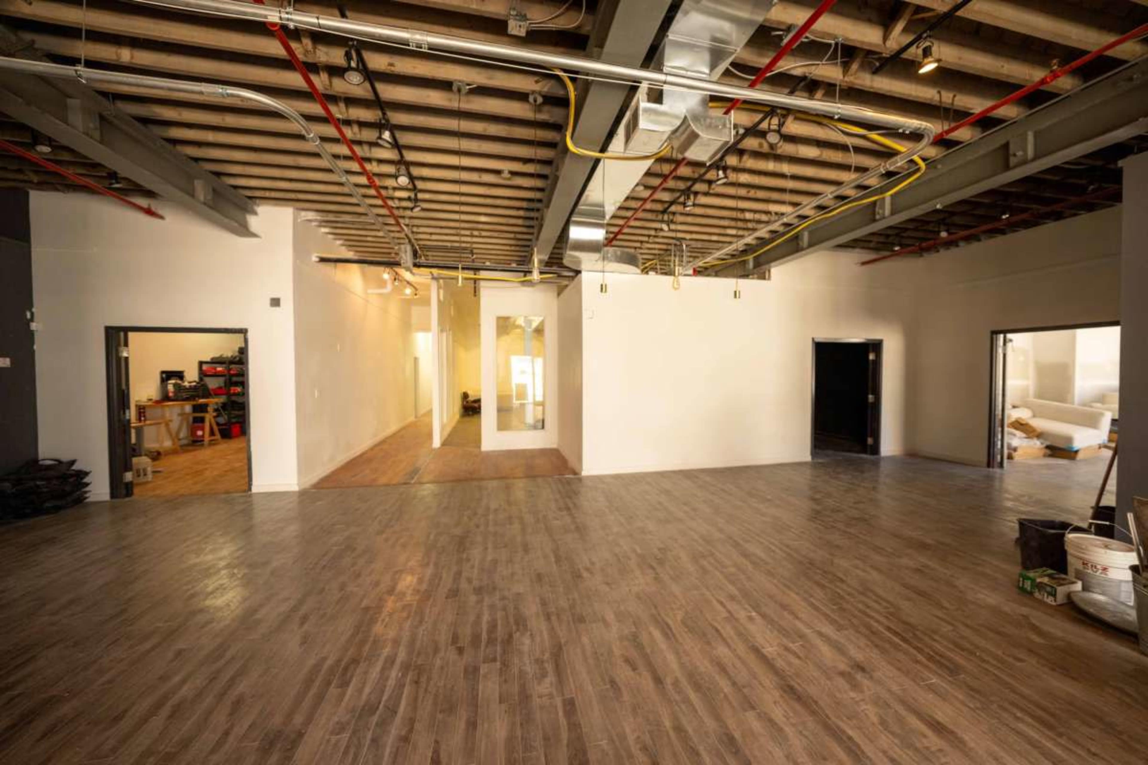 Large cyc wall, black out, sound treated, high grade outlets Image in Niagara, Toronto, ON