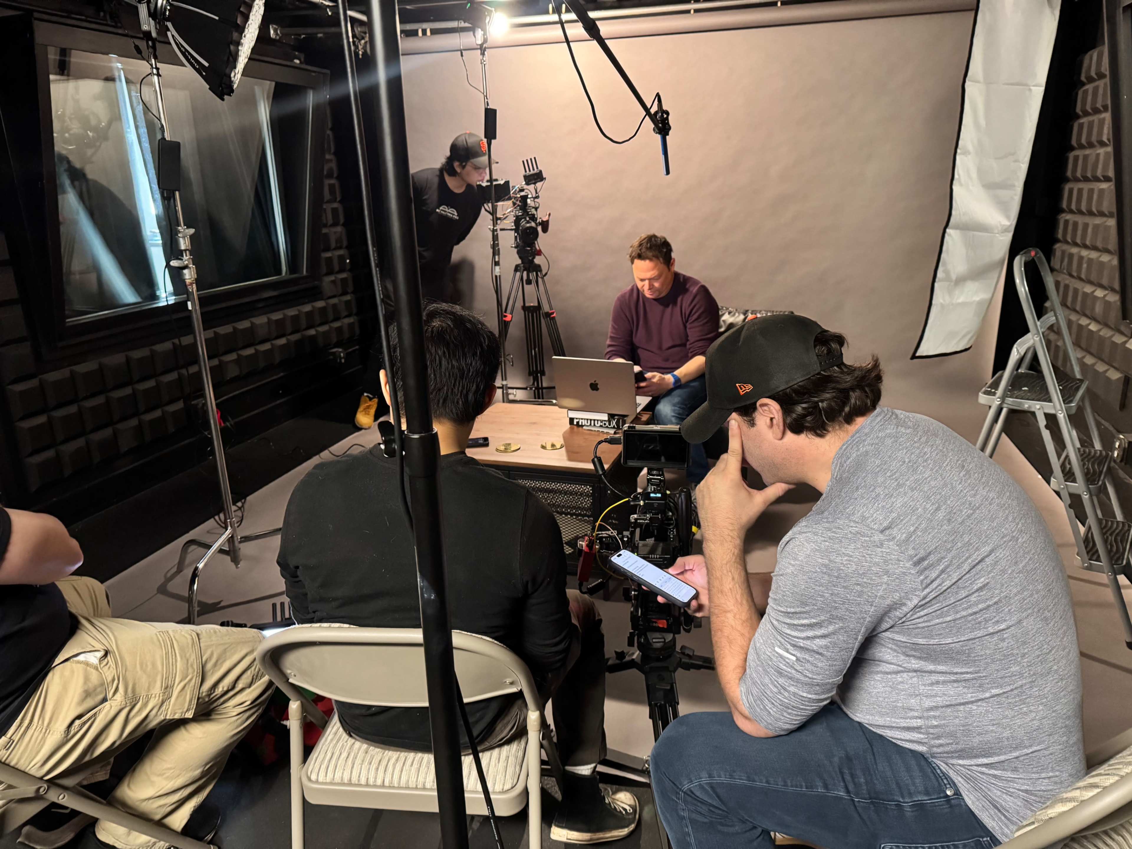 Video/photography studio w/ HMU room attached. Best for 1-2 person interview Image in Northern Waterfront, san fransisco, CA