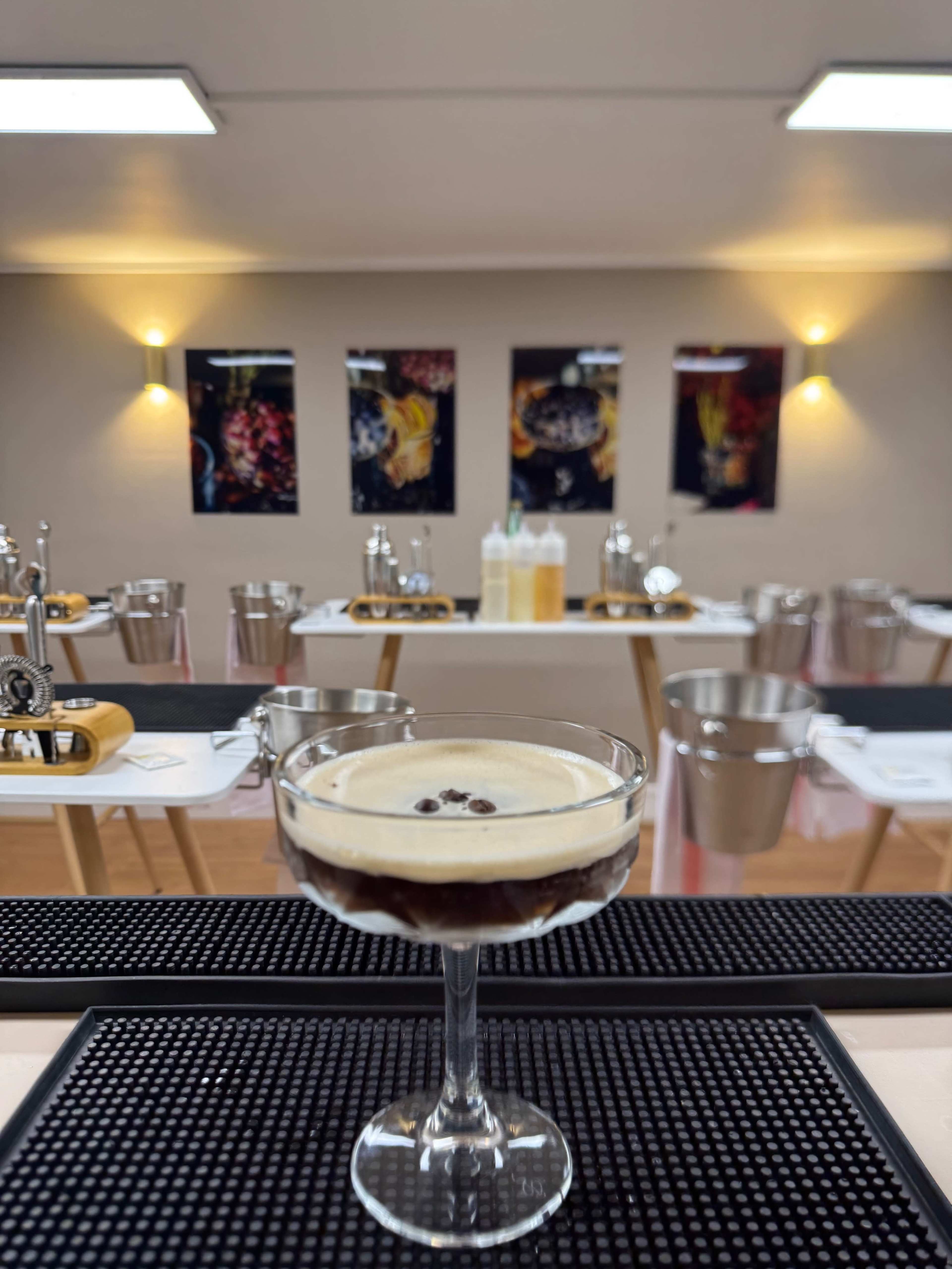 Salle d'ateliers cocktails en plein coeur de Paris. Moderne, Décoré, centre-ville. Image dans Batignolles, Paris, 
